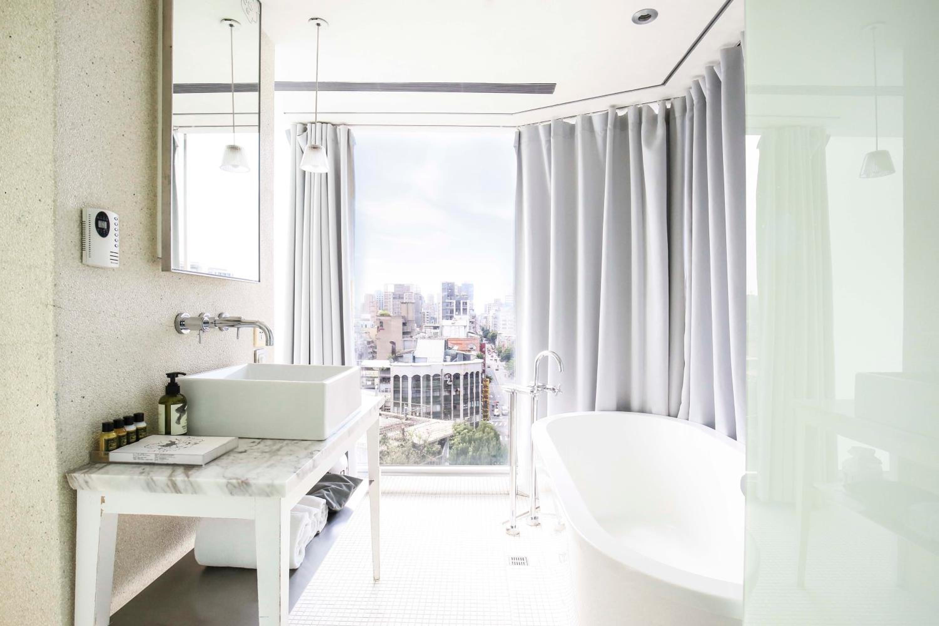 Deluxe Room with City View thumbnail 5