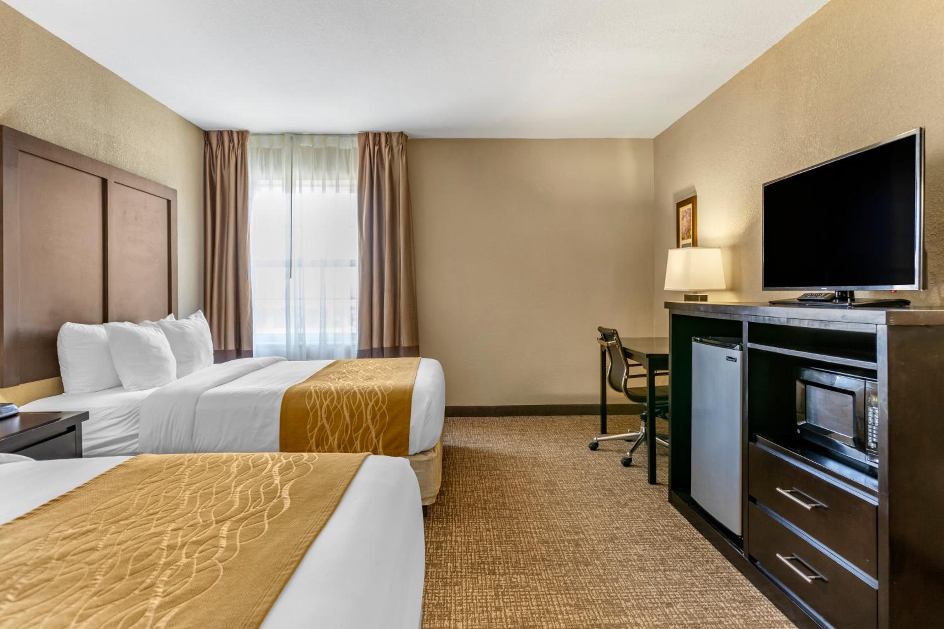 Queen Room with Two Queen Beds - Non-Smoking - Photo 3