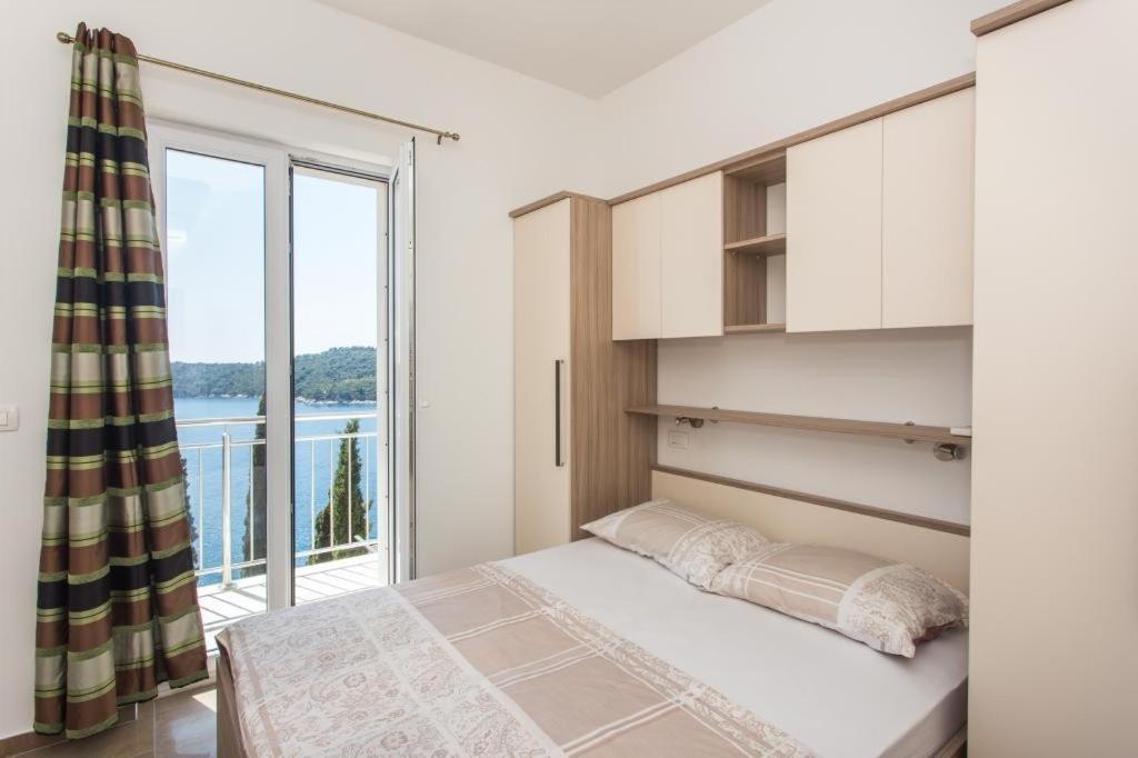 Superior Three-Bedroom Apartment with Balcony and Sea View (First Floor) photo 2