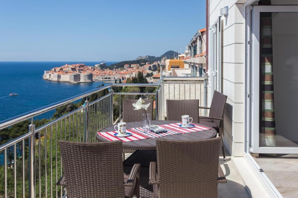 Deluxe Three Bedroom Apartment with Balcony and Sea View (Second Floor) photo 2