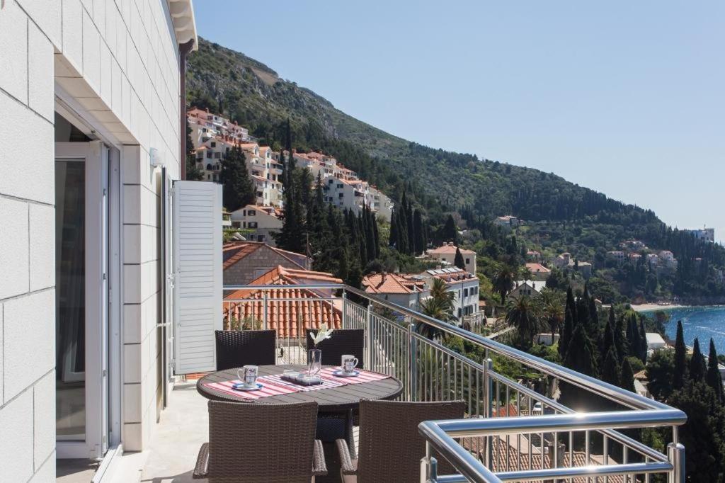 Deluxe Three Bedroom Apartment with Balcony and Sea View (Second Floor) photo 3