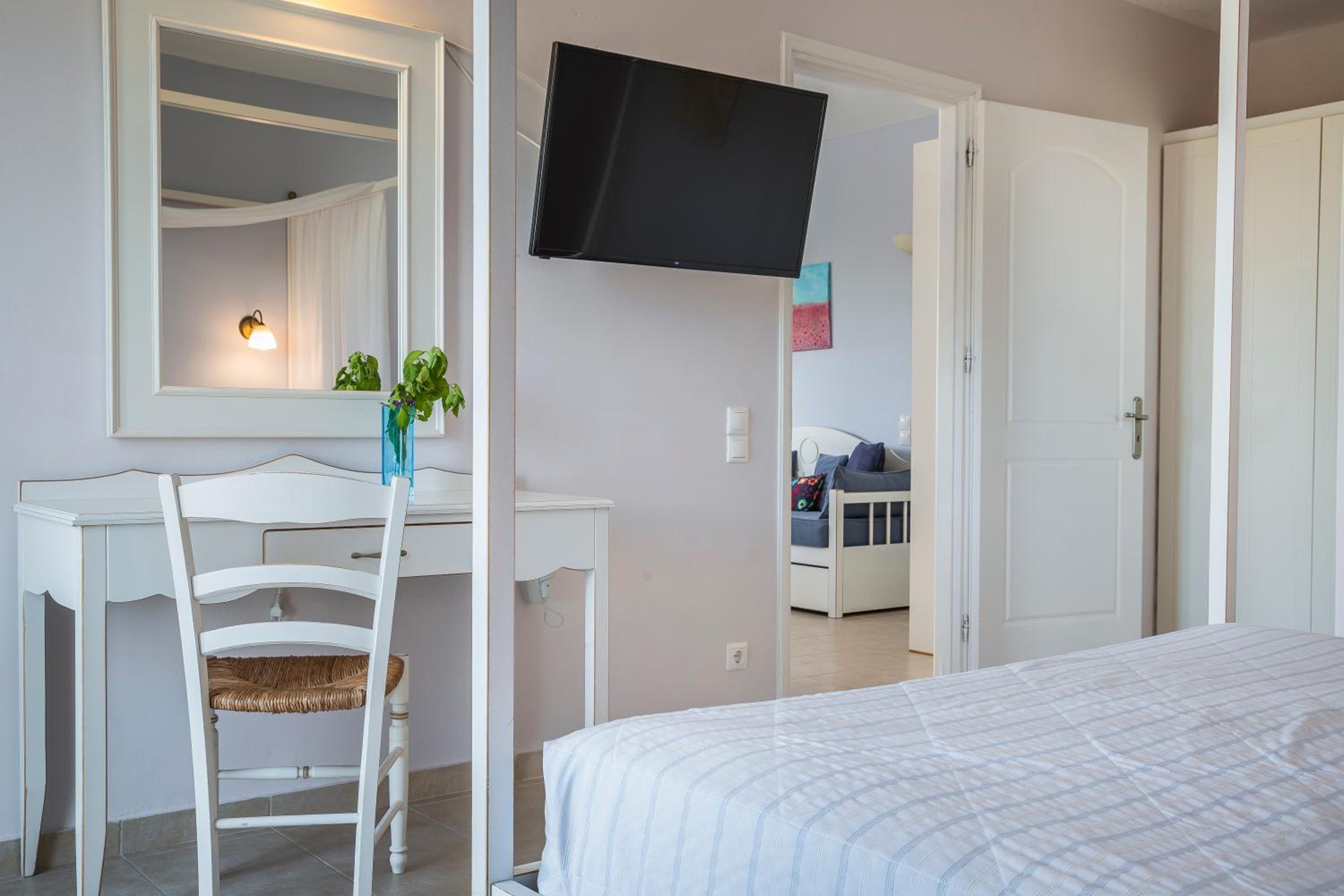 Executive Suite - Photo 8