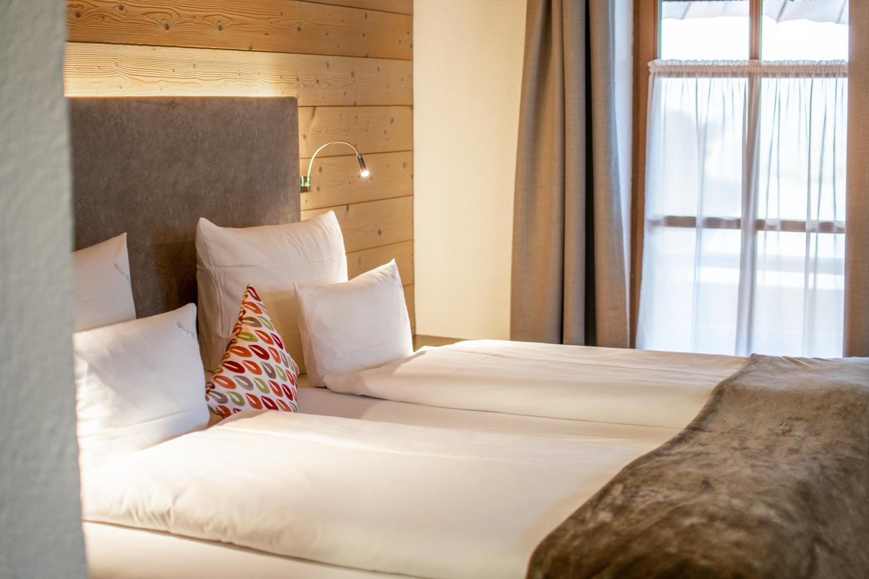 Deluxe Double Room with South Balcony and Mountain View - Photo 4