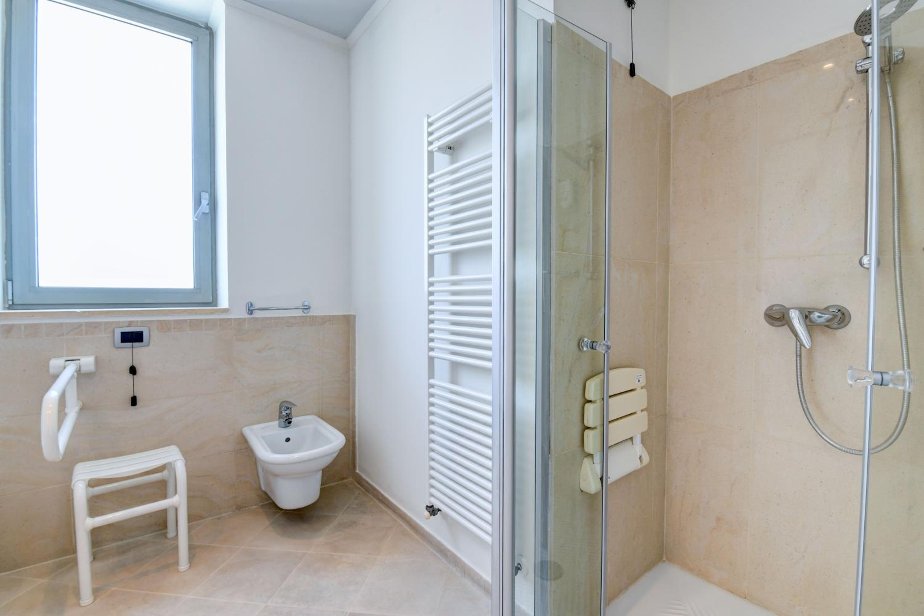 Double Room with Balcony - Disability Access - Photo 7