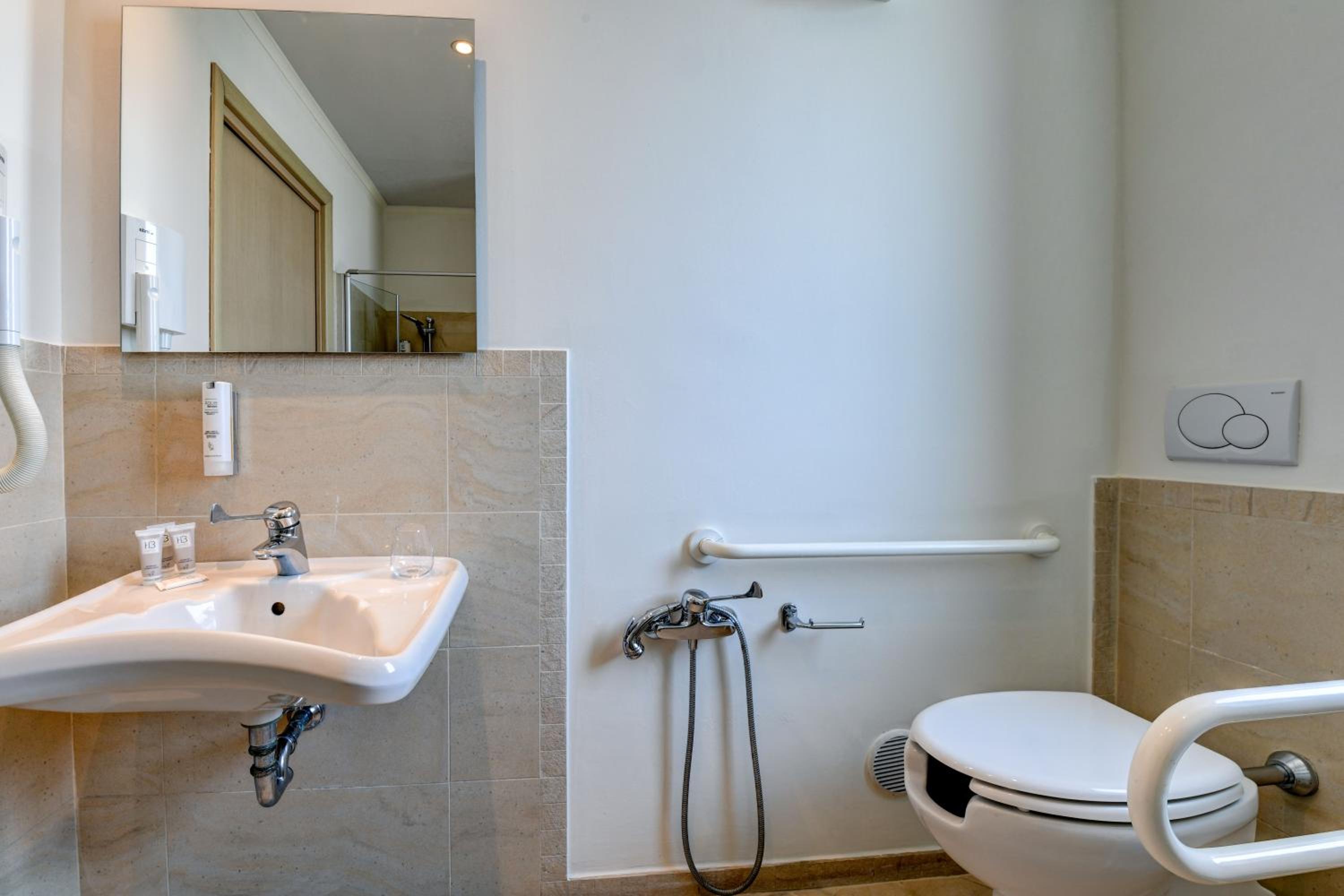 Double Room with Balcony - Disability Access - Photo 4