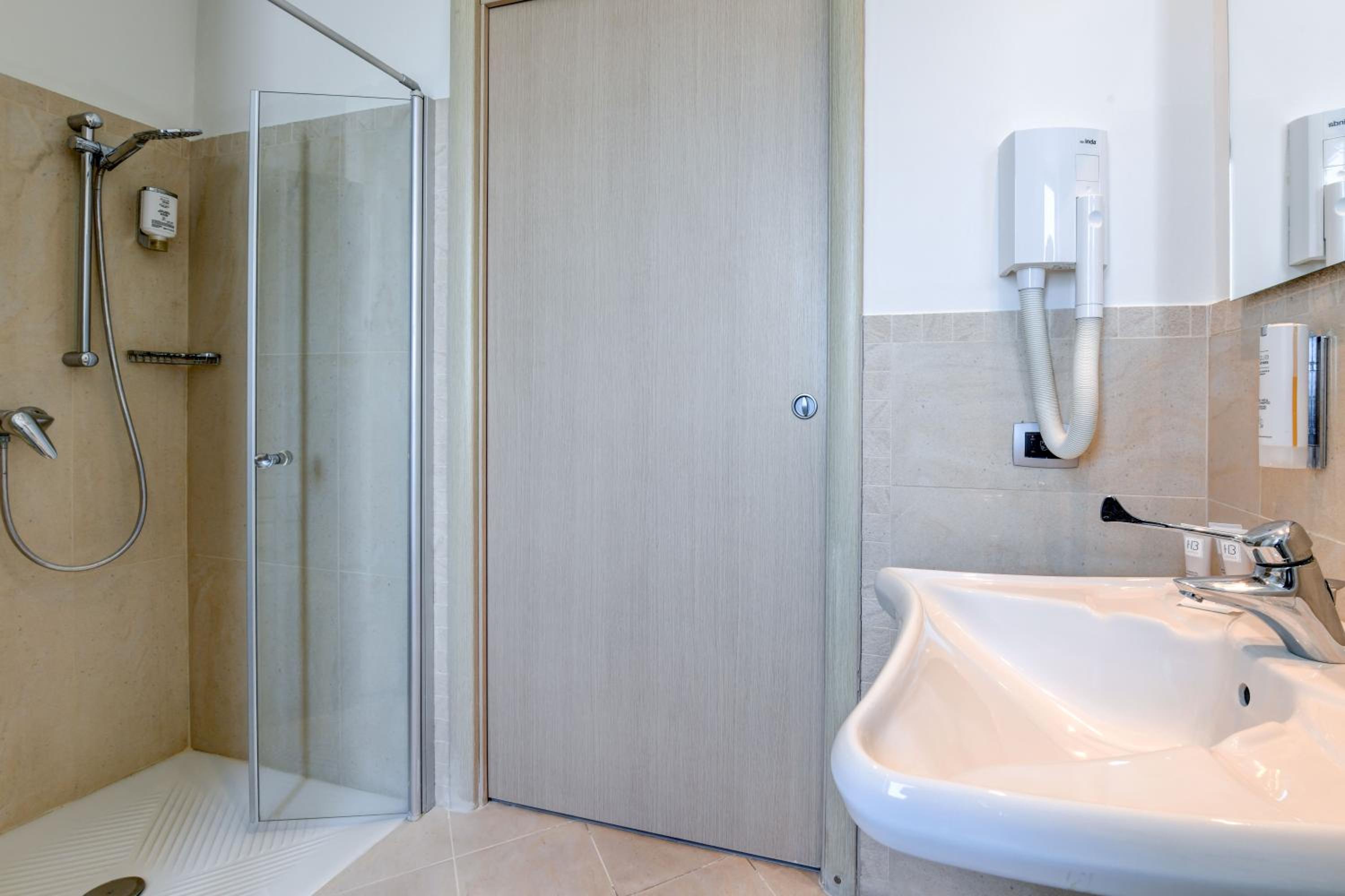 Double Room with Balcony - Disability Access - Photo 5