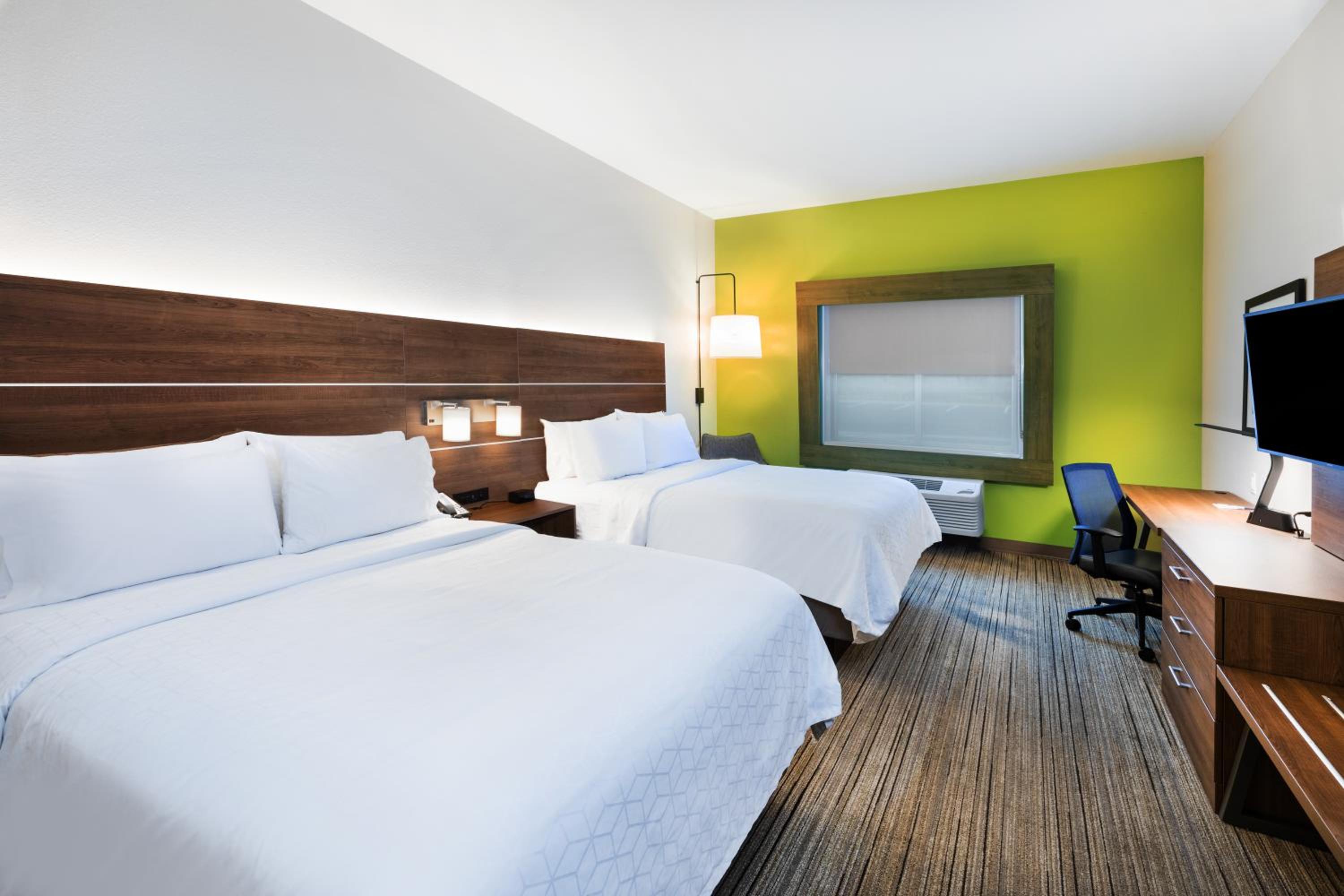 Standard Room with Two Queen Beds photo 1