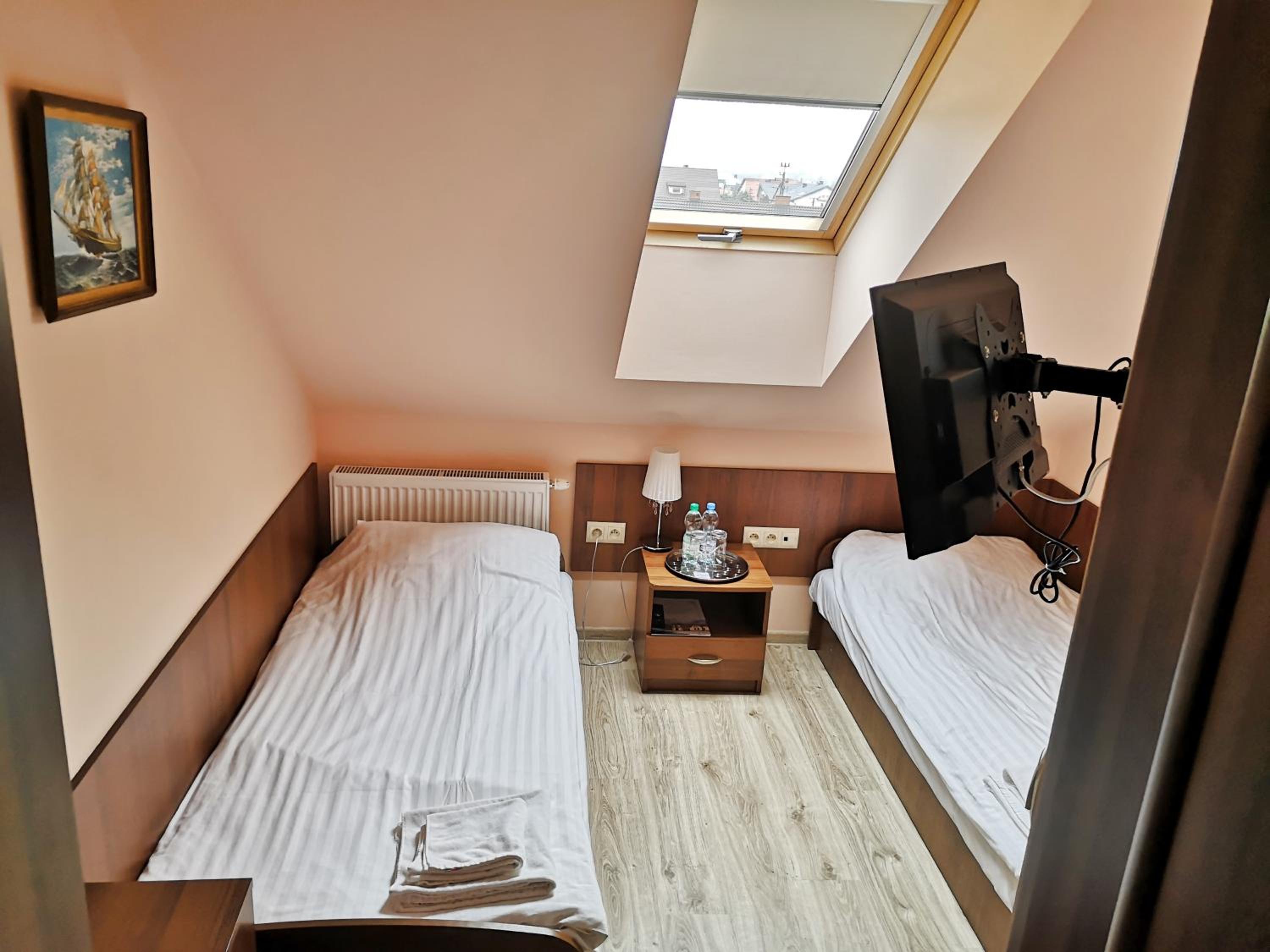 Economy Twin Room photo 2