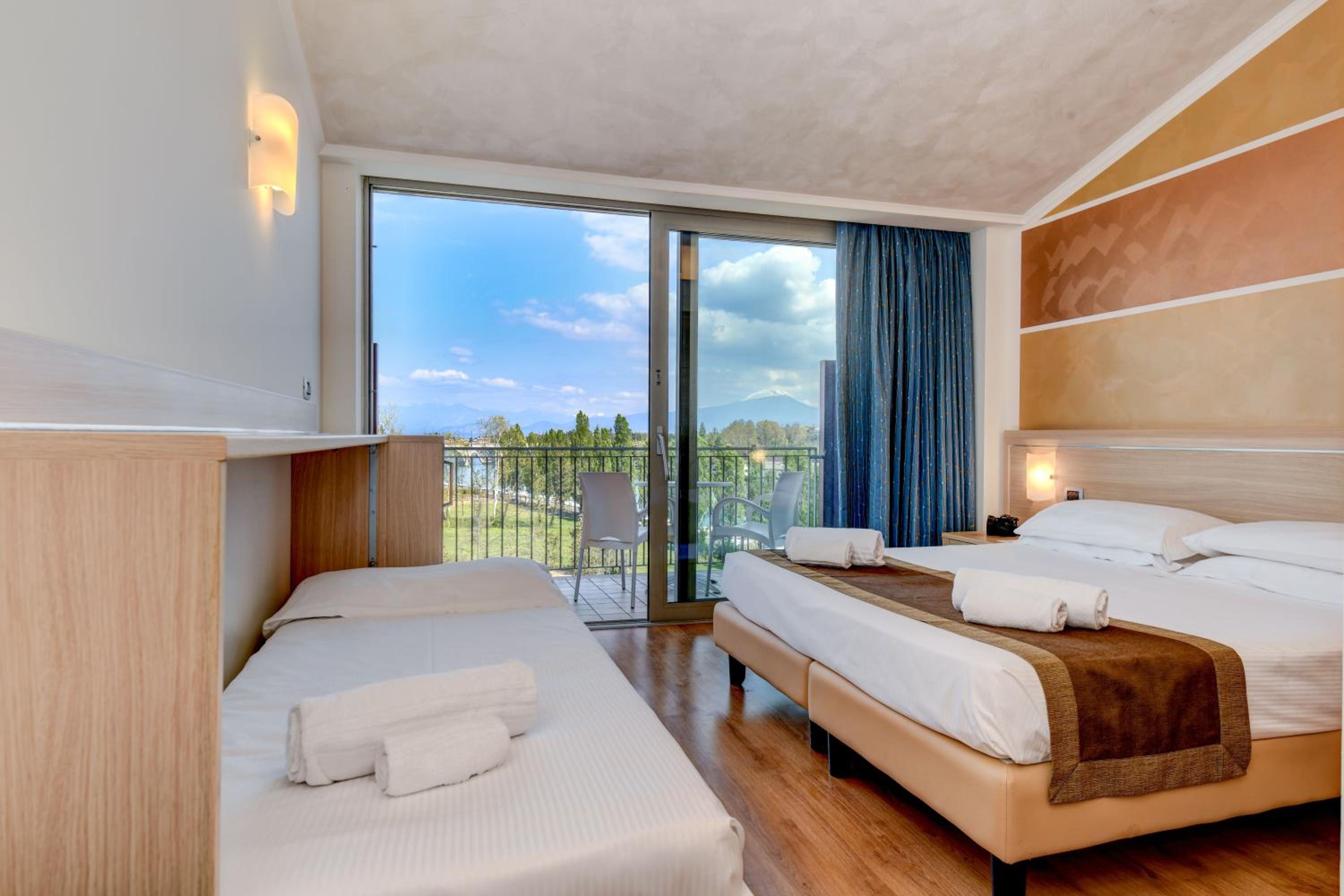 Triple Room with Balcony - River Side - Photo 1