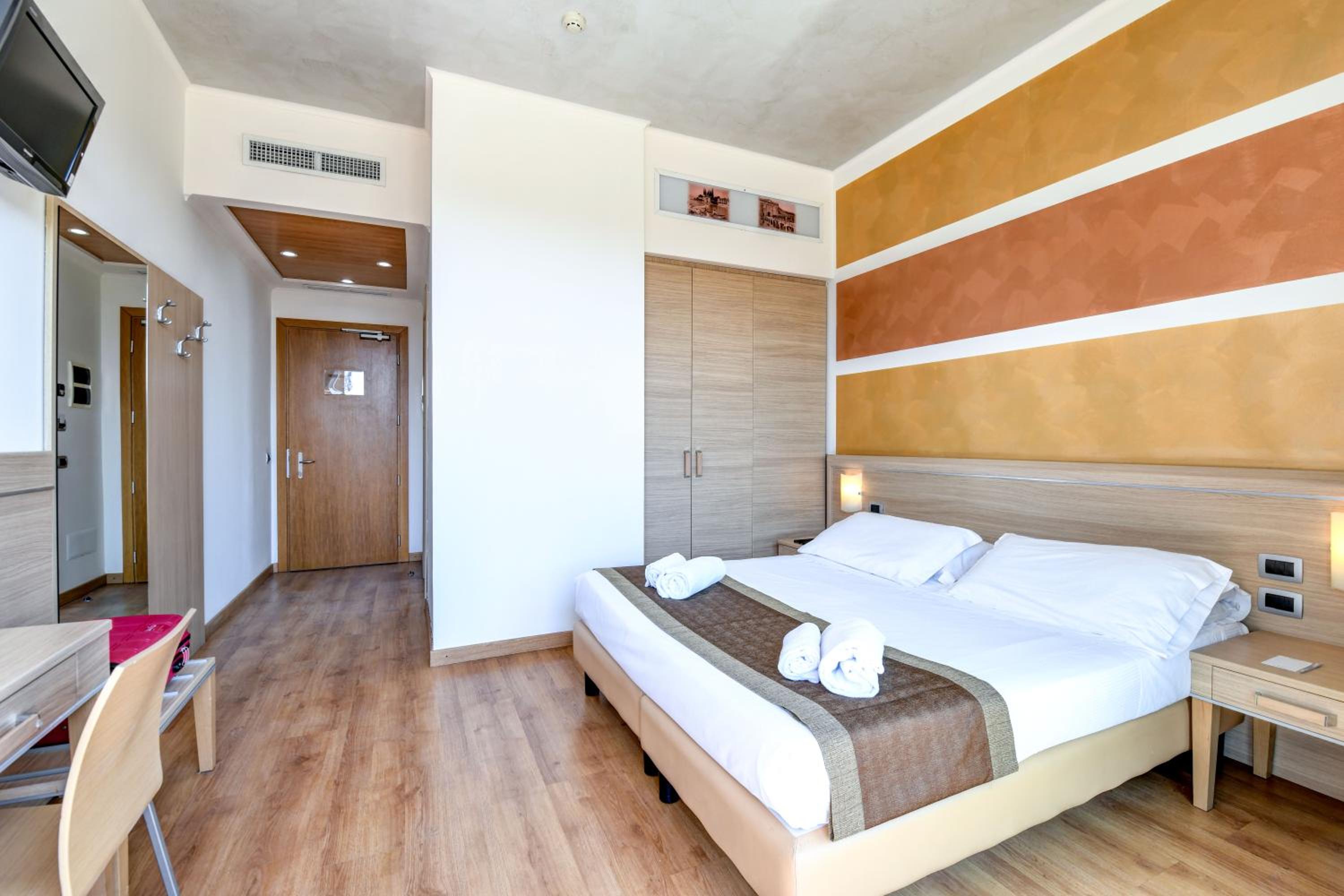 Double Room with Balcony - Disability Access - Photo 1
