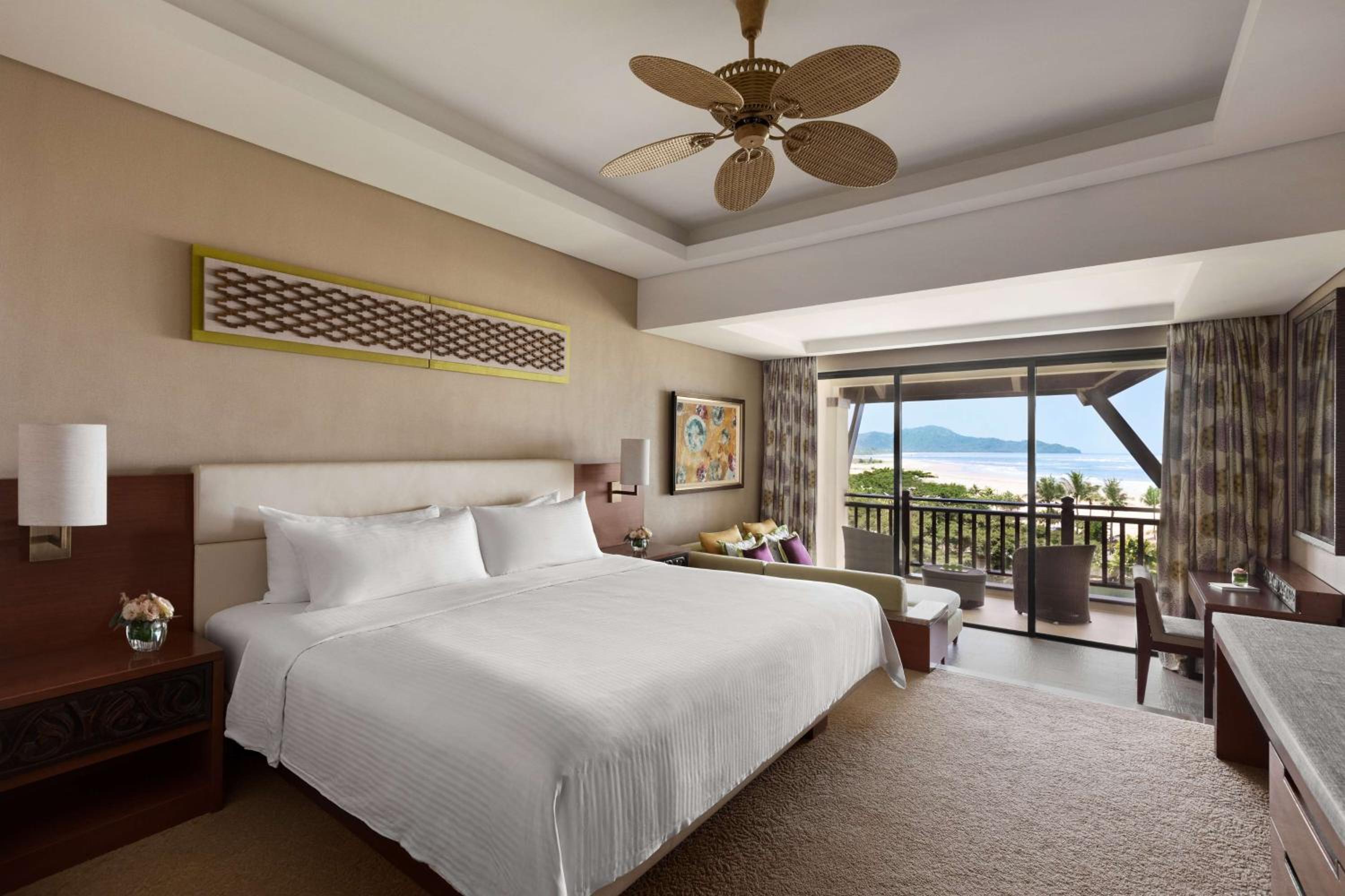 Garden Wing Deluxe Double Room with Sea View thumbnail 6