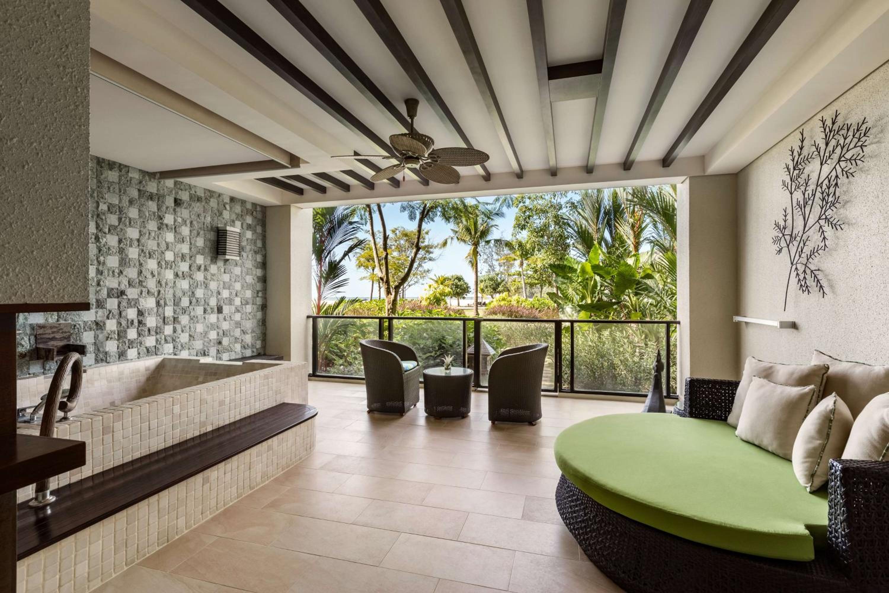 Ocean Wing Junior Suite Garden View King Room  - Photo 4