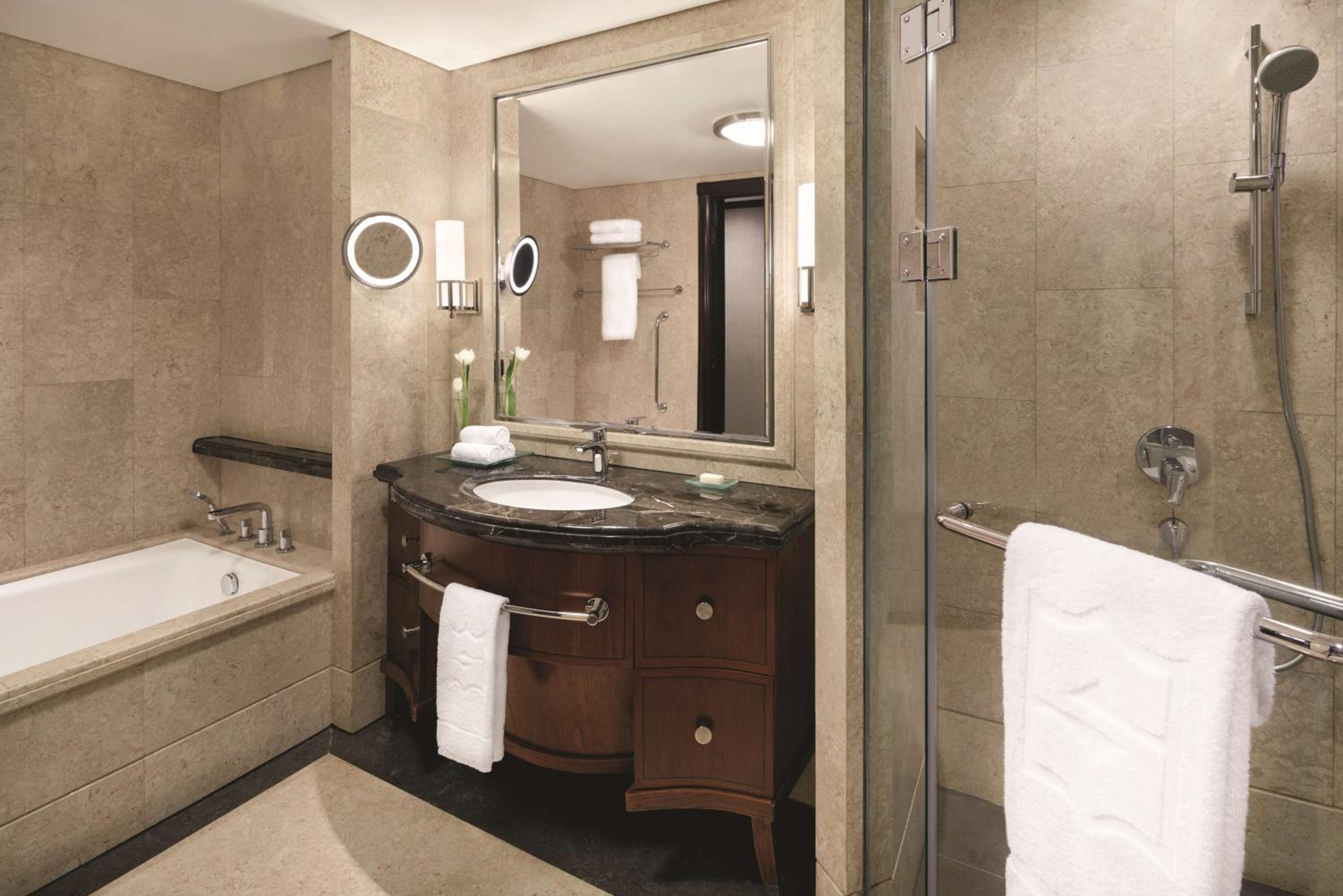 Deluxe King Room - Photo 5
