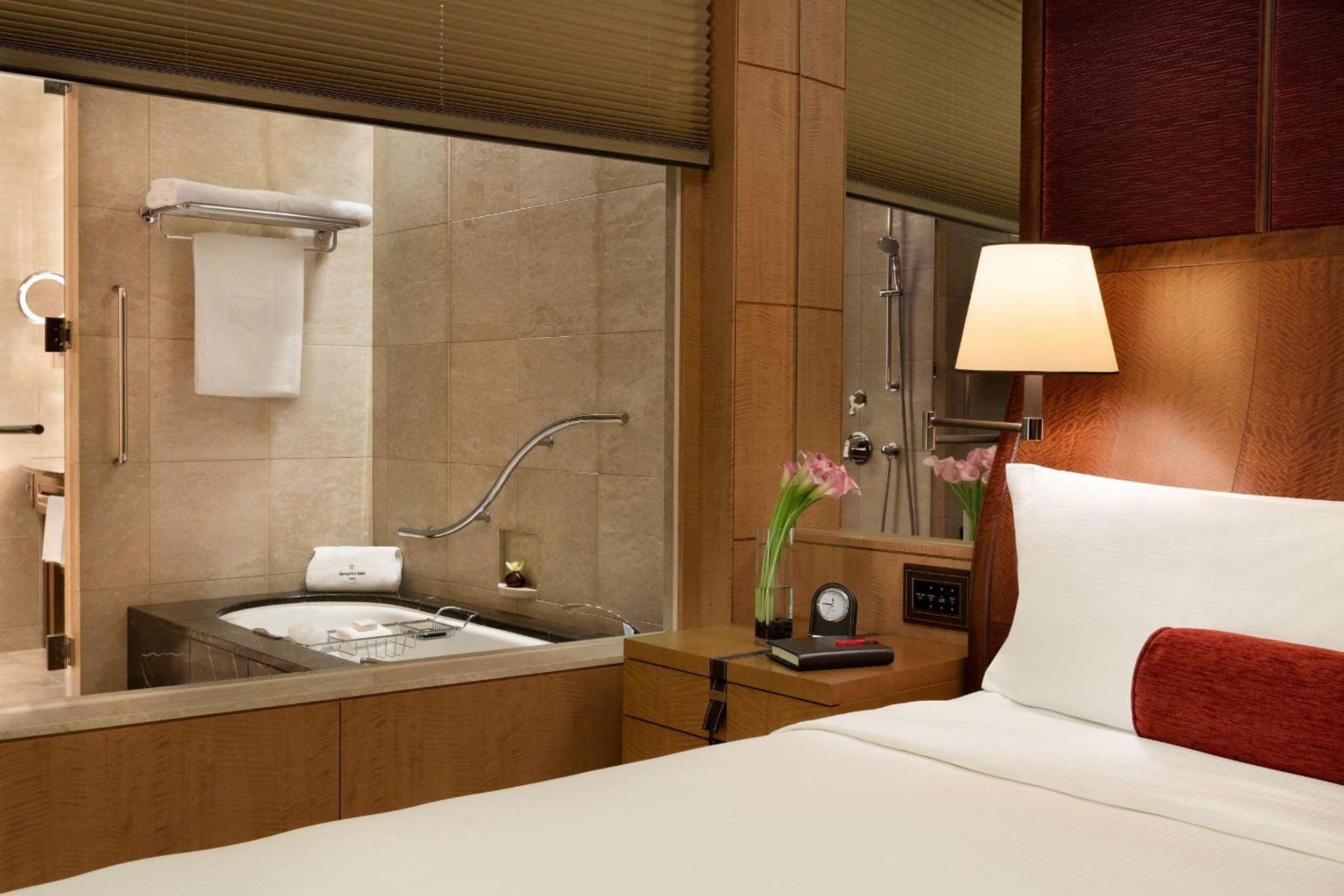 Horizon Club Deluxe Imperial Garden View King Room