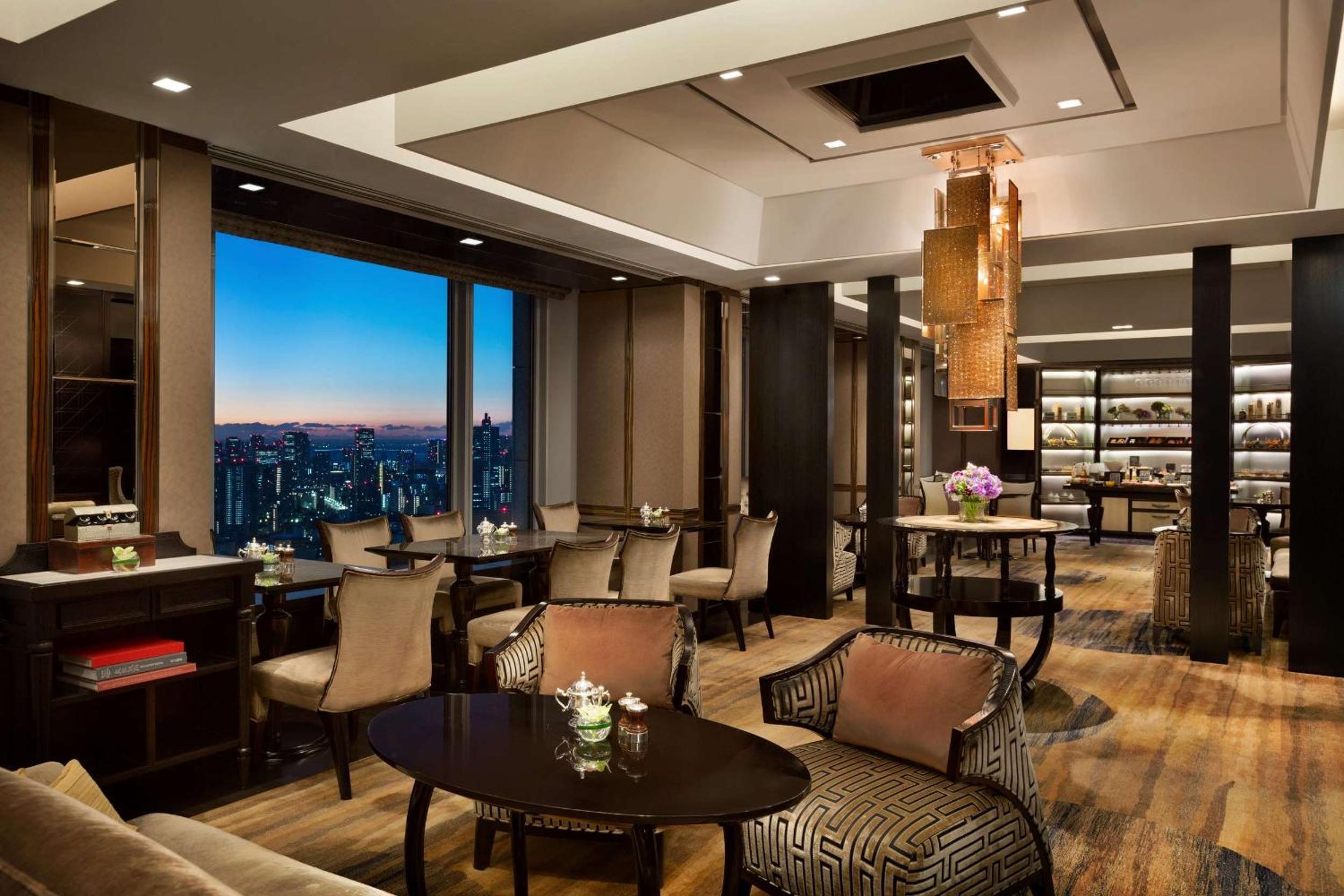 Horizon Club Deluxe Imperial Garden View King Room thumbnail 6