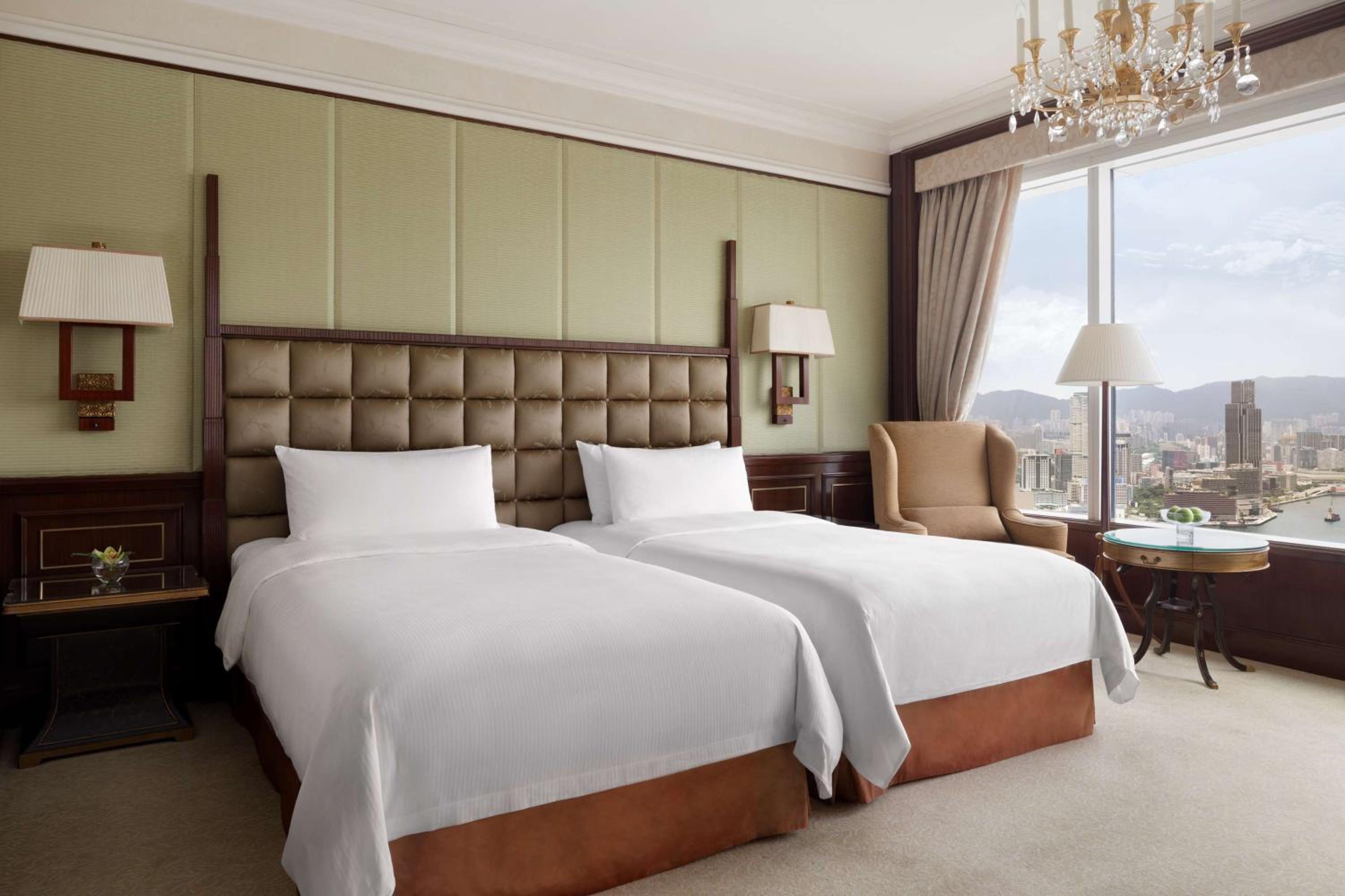 Island Shangri-La Deluxe Harbor View Twin Room