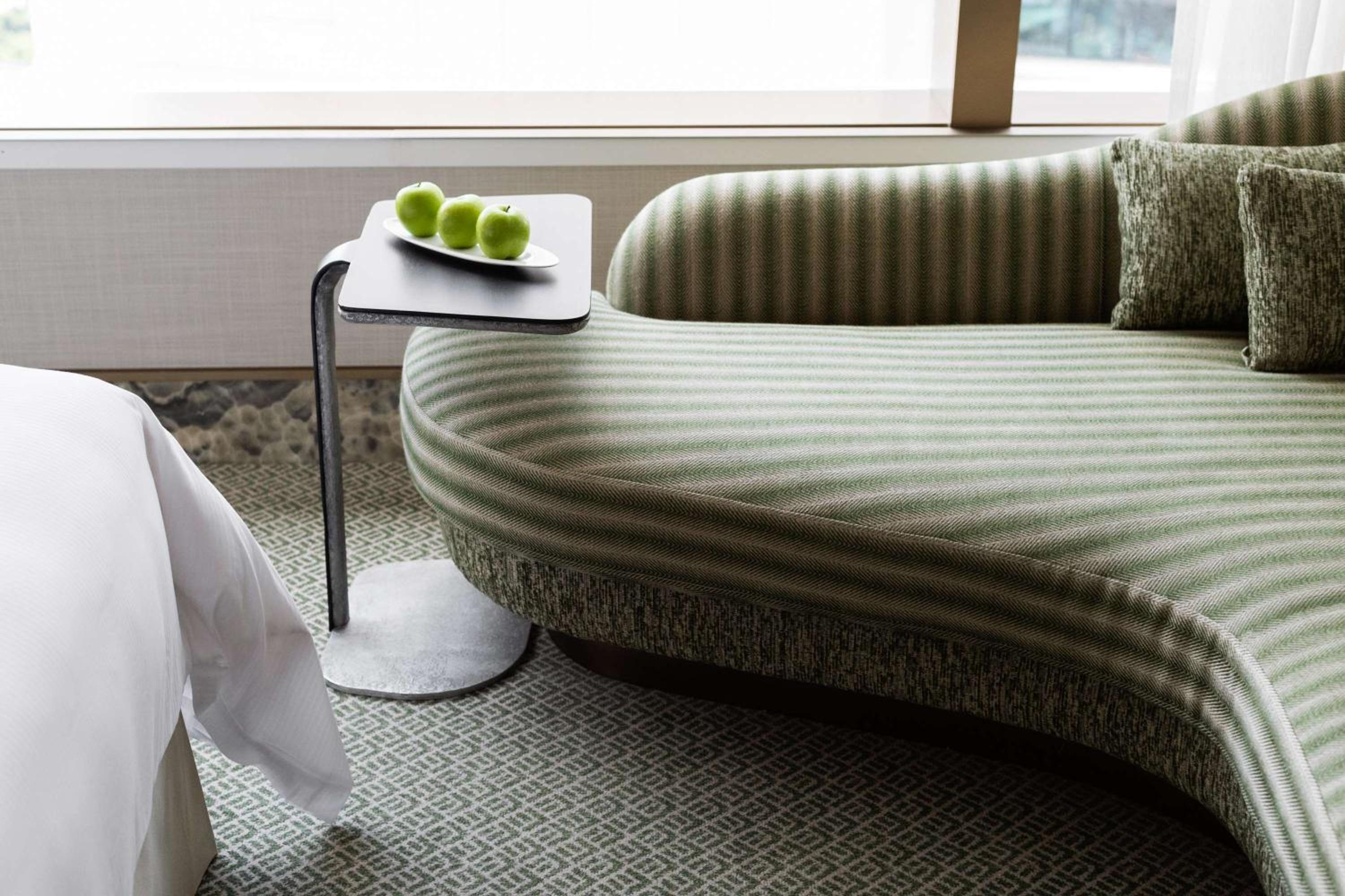 Island Shangri-La Grand Premier Peak View King Room