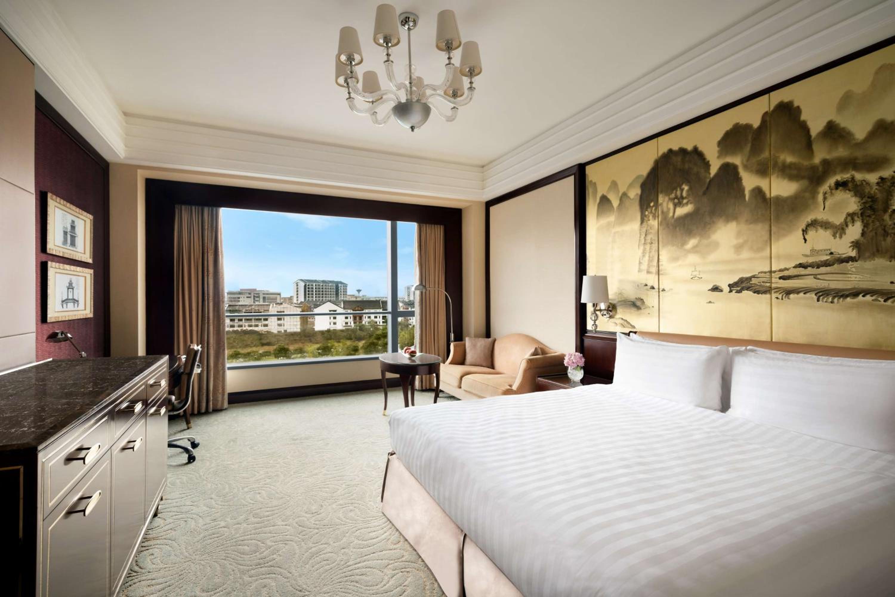 Deluxe King Room - Photo 2