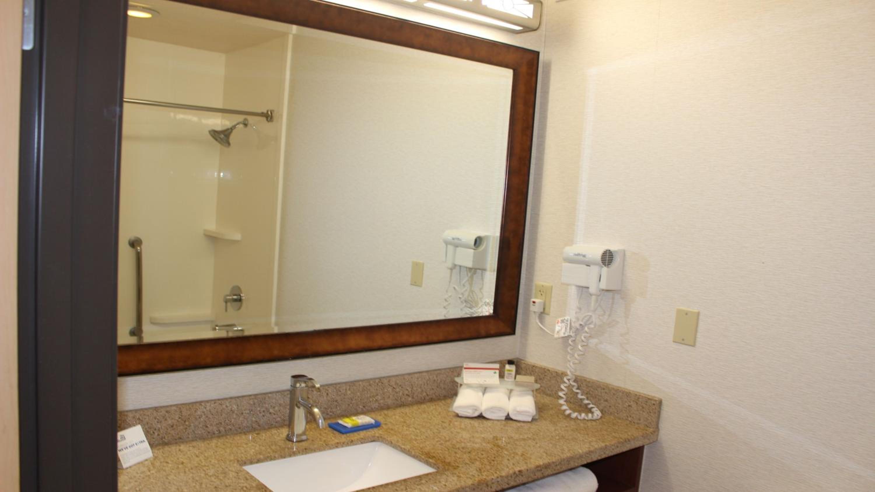 Queen Suite with Two Queen Beds - Photo 2