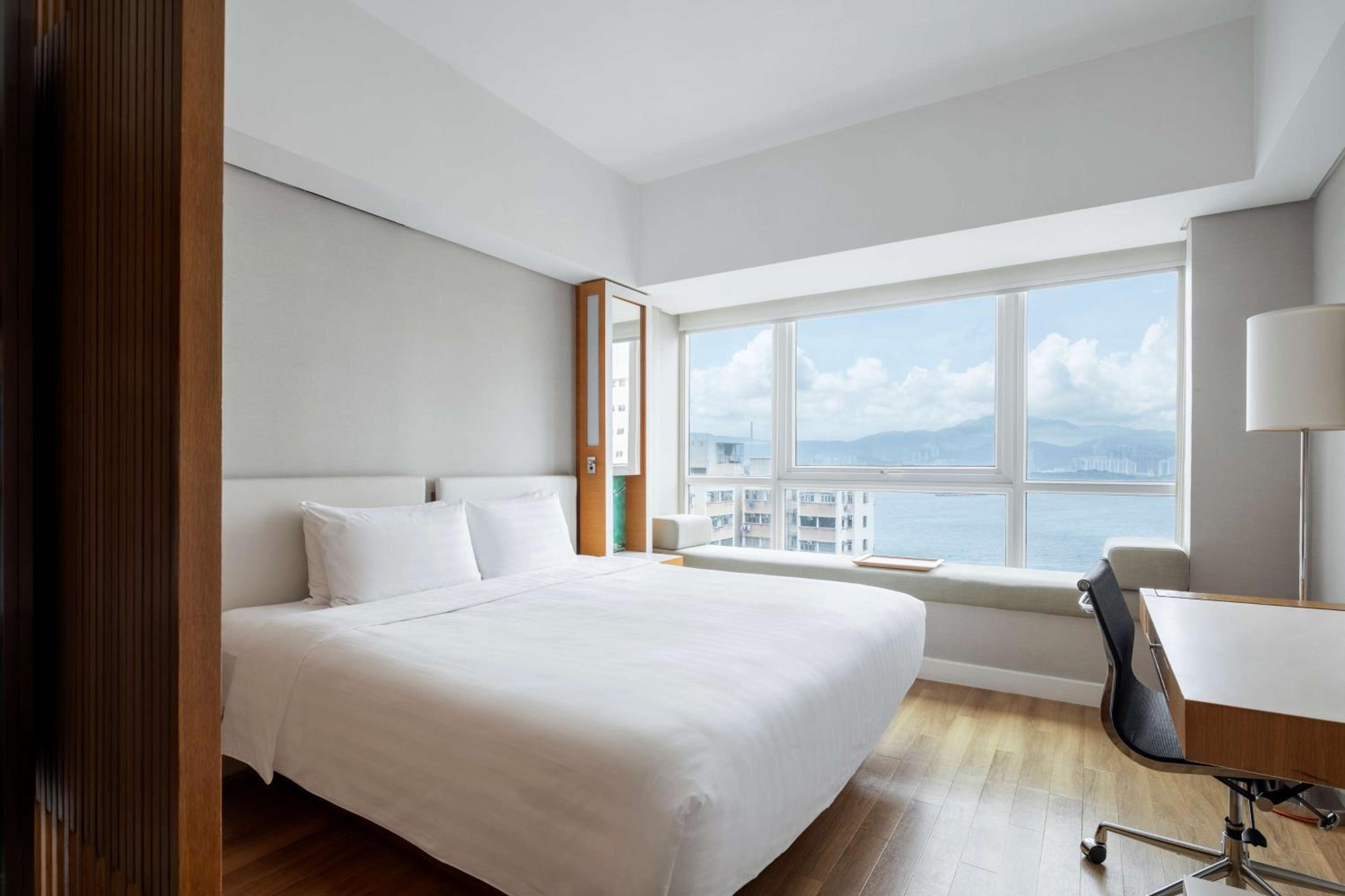 Deluxe Queen Room with Harbor View