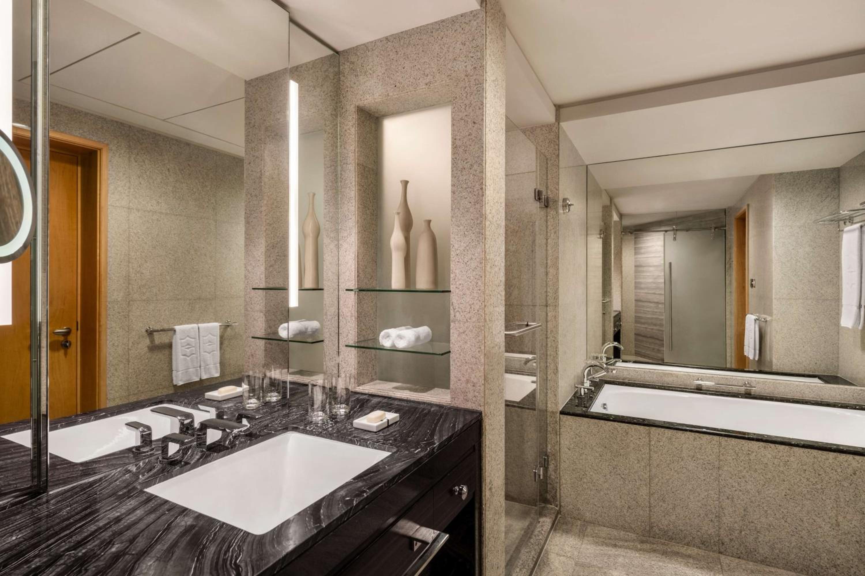 Deluxe King Room with Burj Khalifa View photo 2