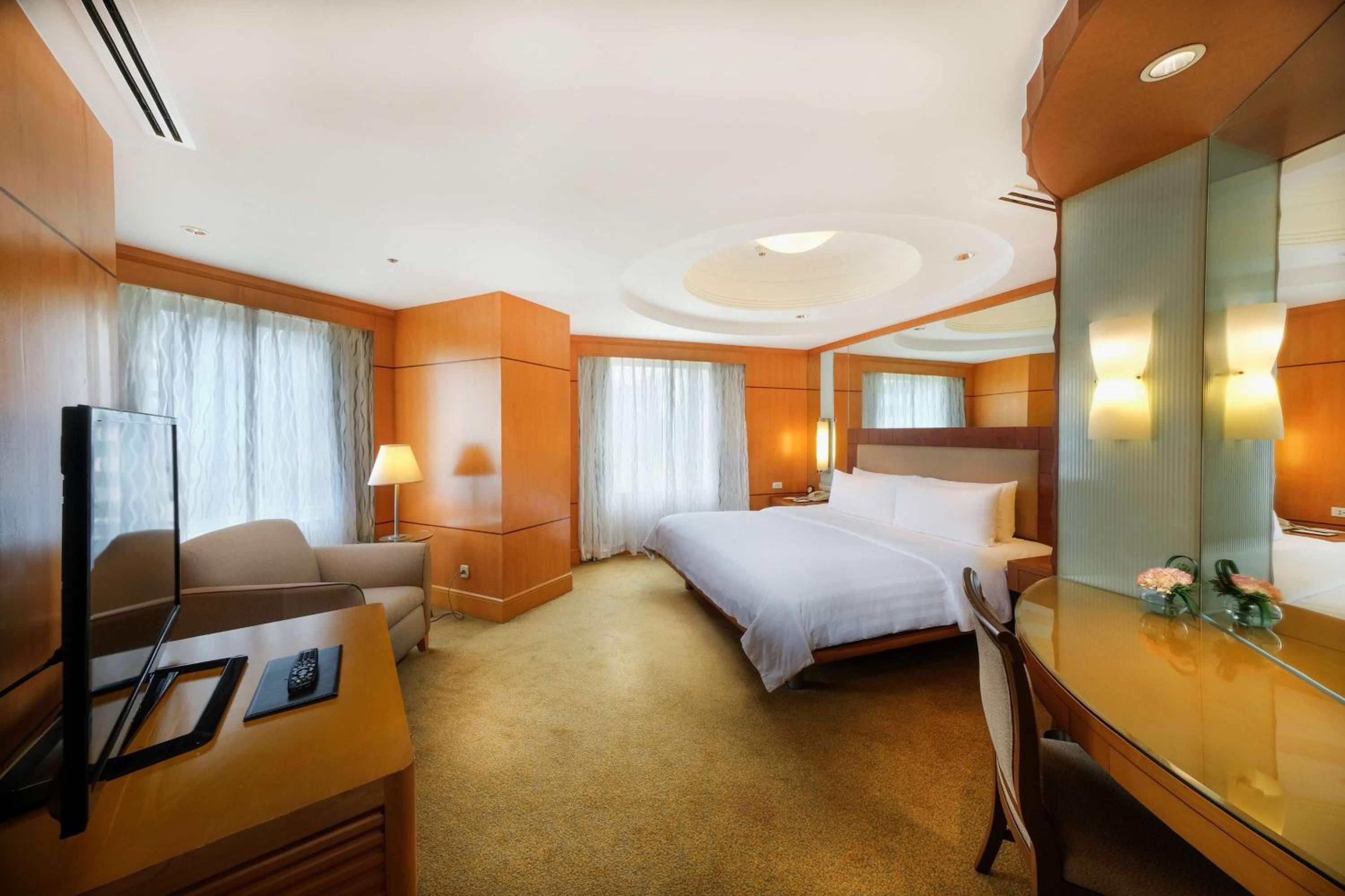 Deluxe King Room - Photo 2