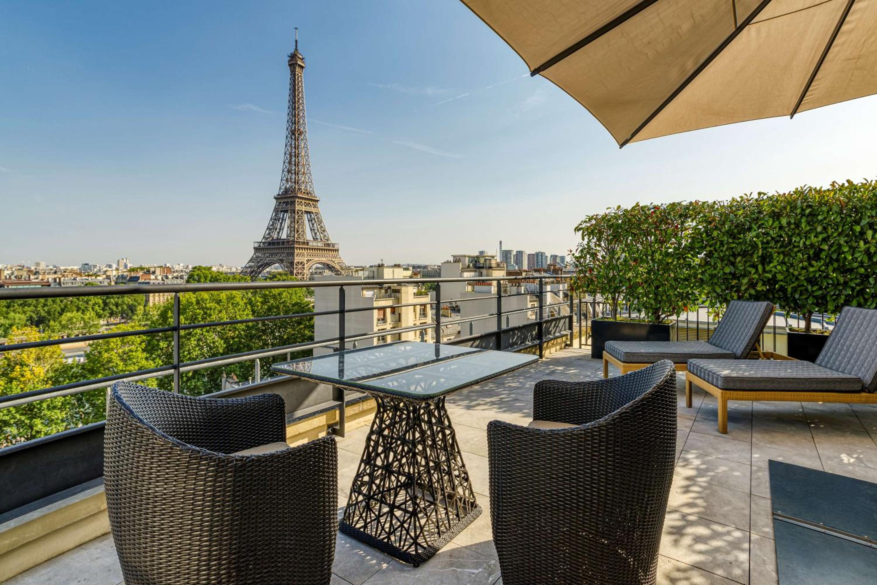 Terrace Eiffel View Room King thumbnail 6