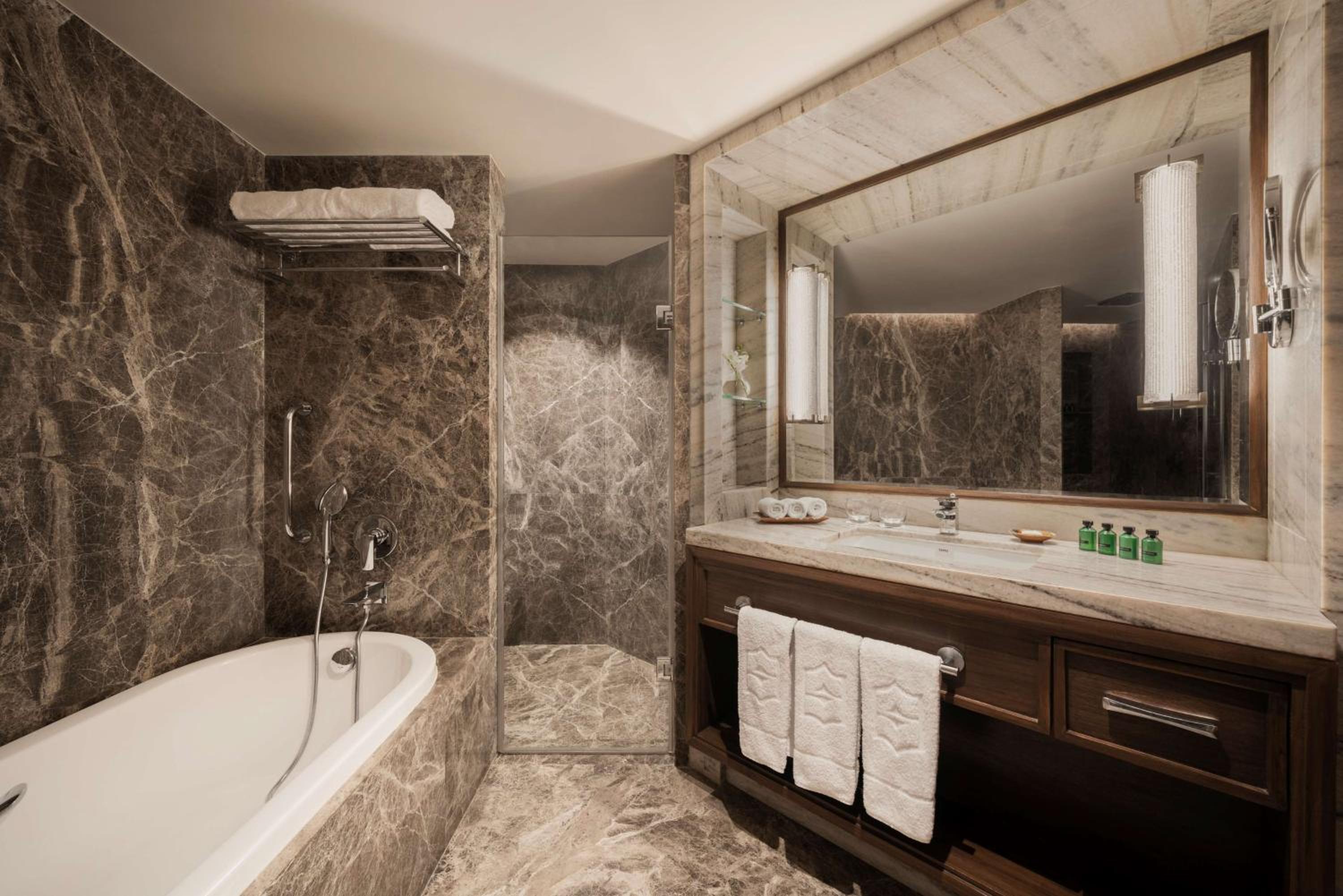 Premier King Room - Photo 7