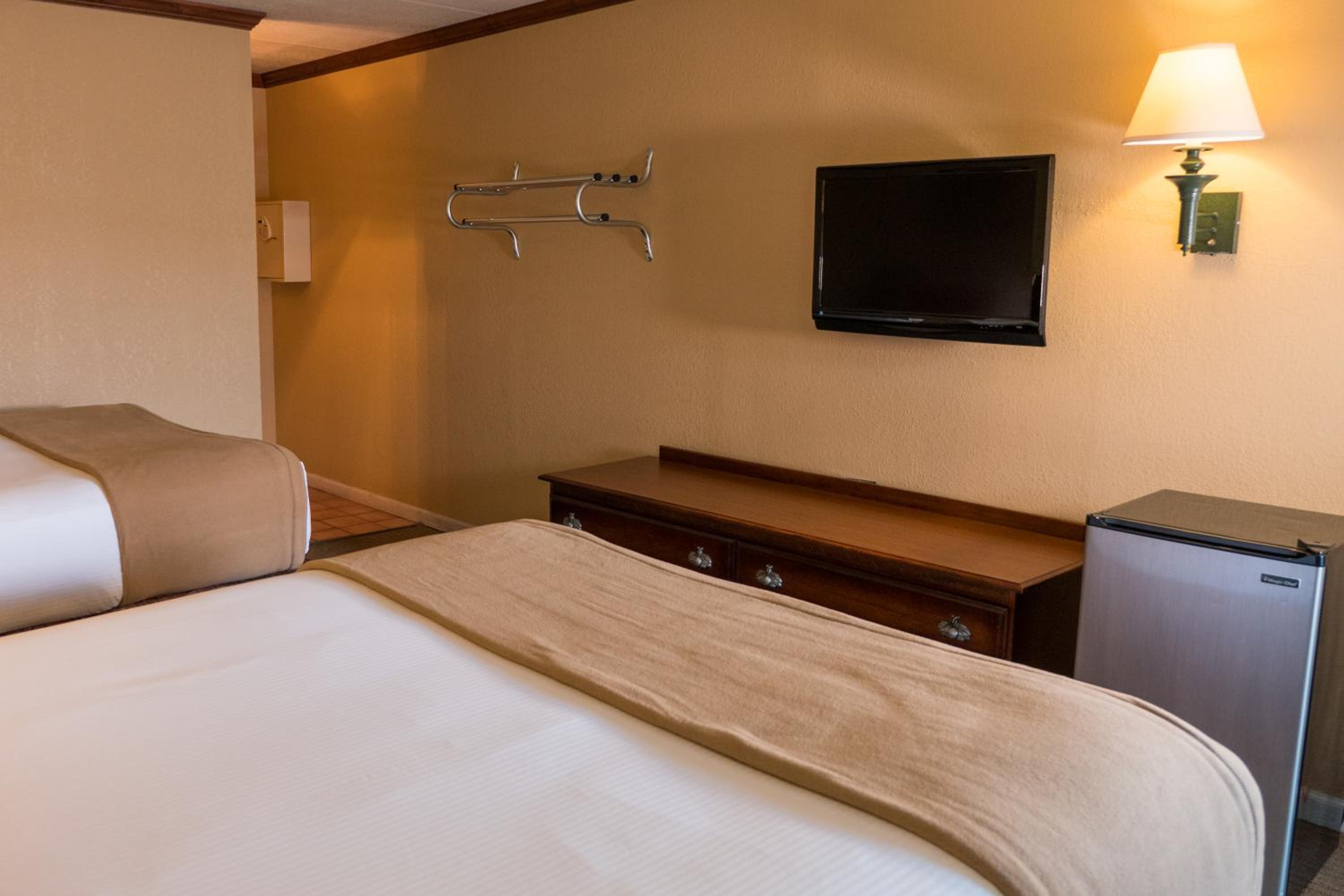 Double Queen Poolside Guestroom - Photo 2