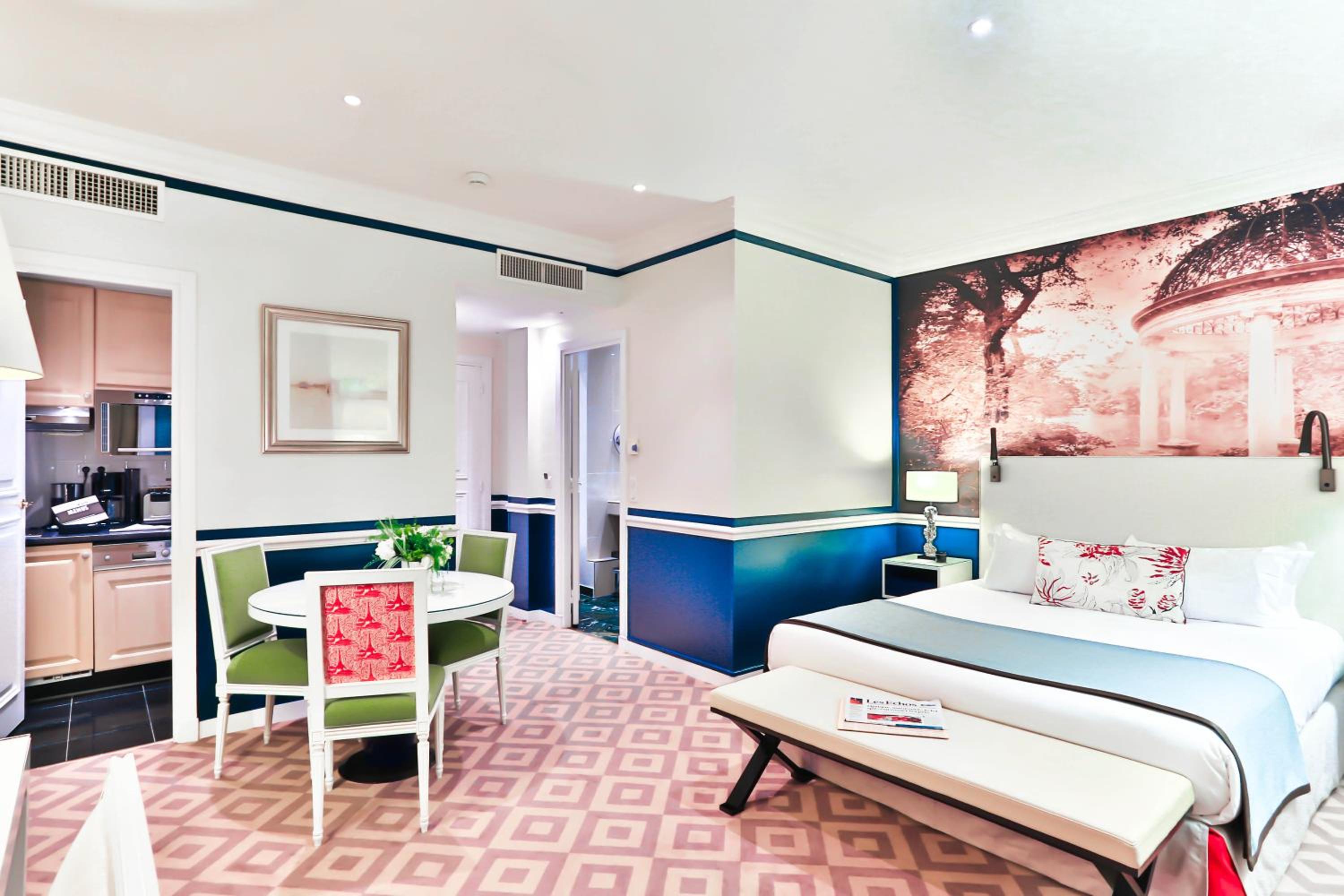Deluxe Suite with Patio View thumbnail 5