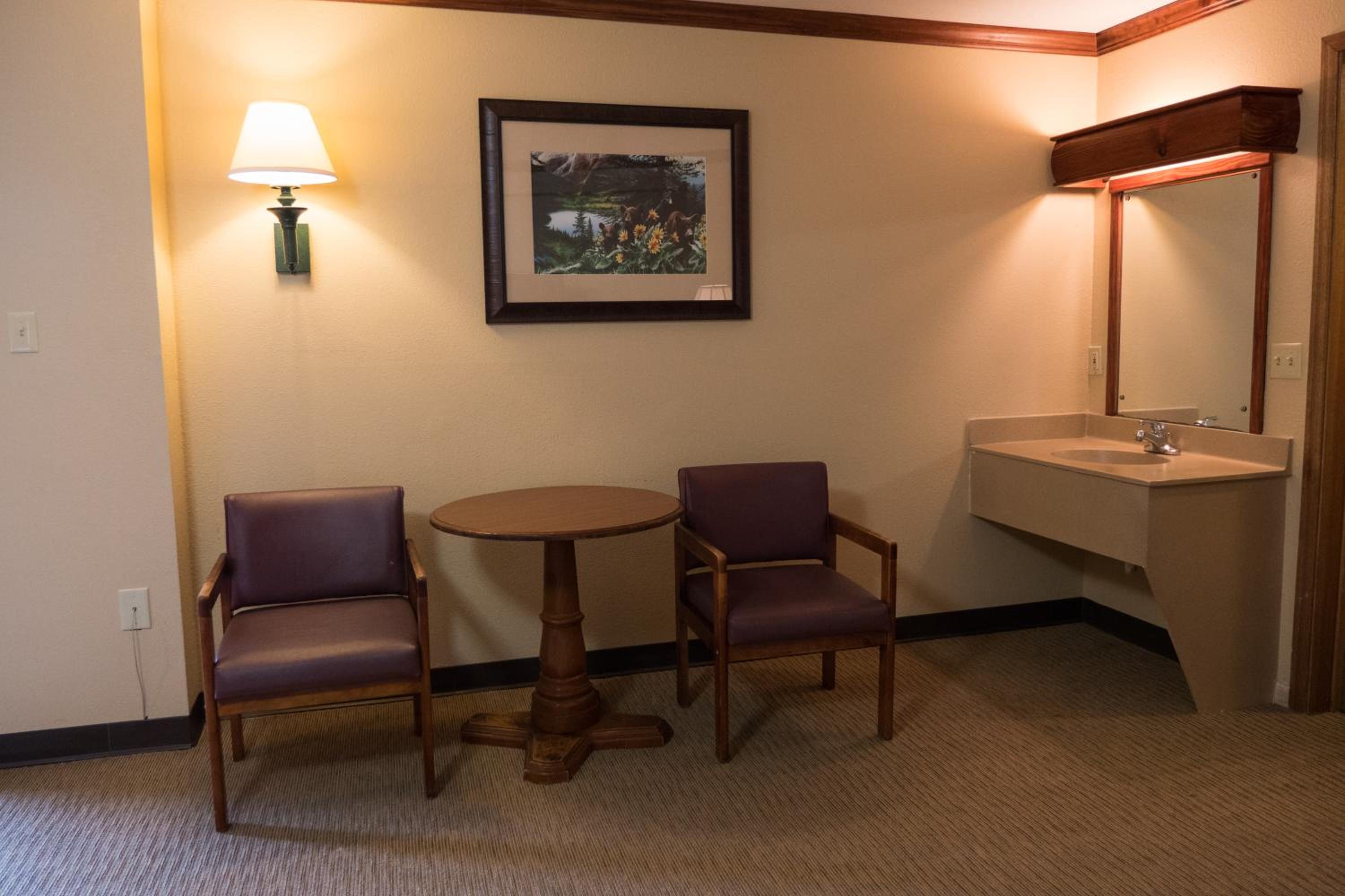 Queen Poolside Guestroom - Photo 2