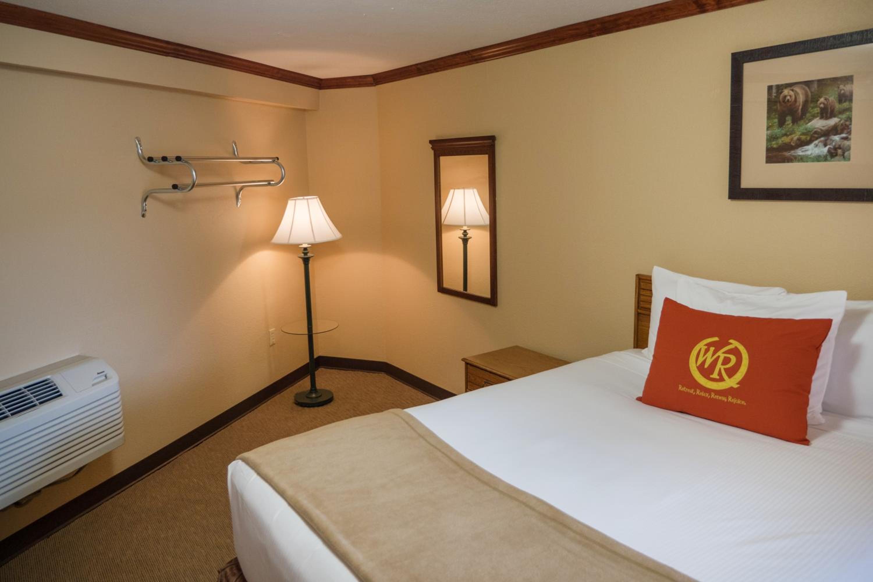 Queen Poolside Guestroom - Photo 8