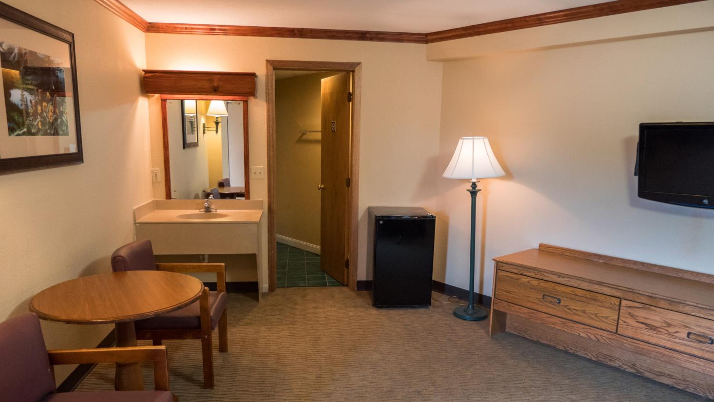 Queen Poolside Guestroom - Photo 4