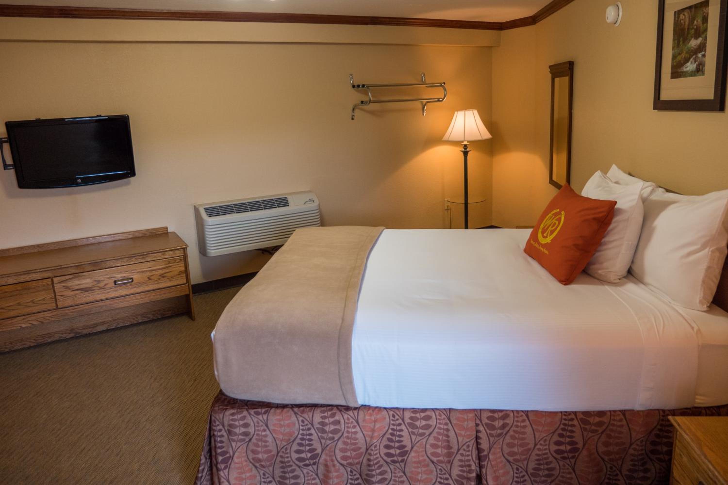Queen Poolside Guestroom - Photo 5