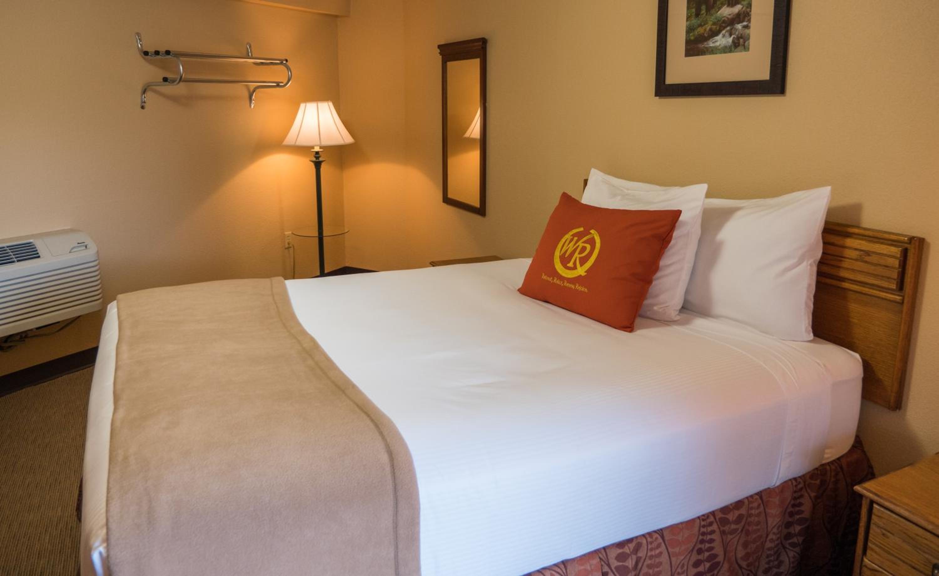 Queen Poolside Guestroom - Photo 6