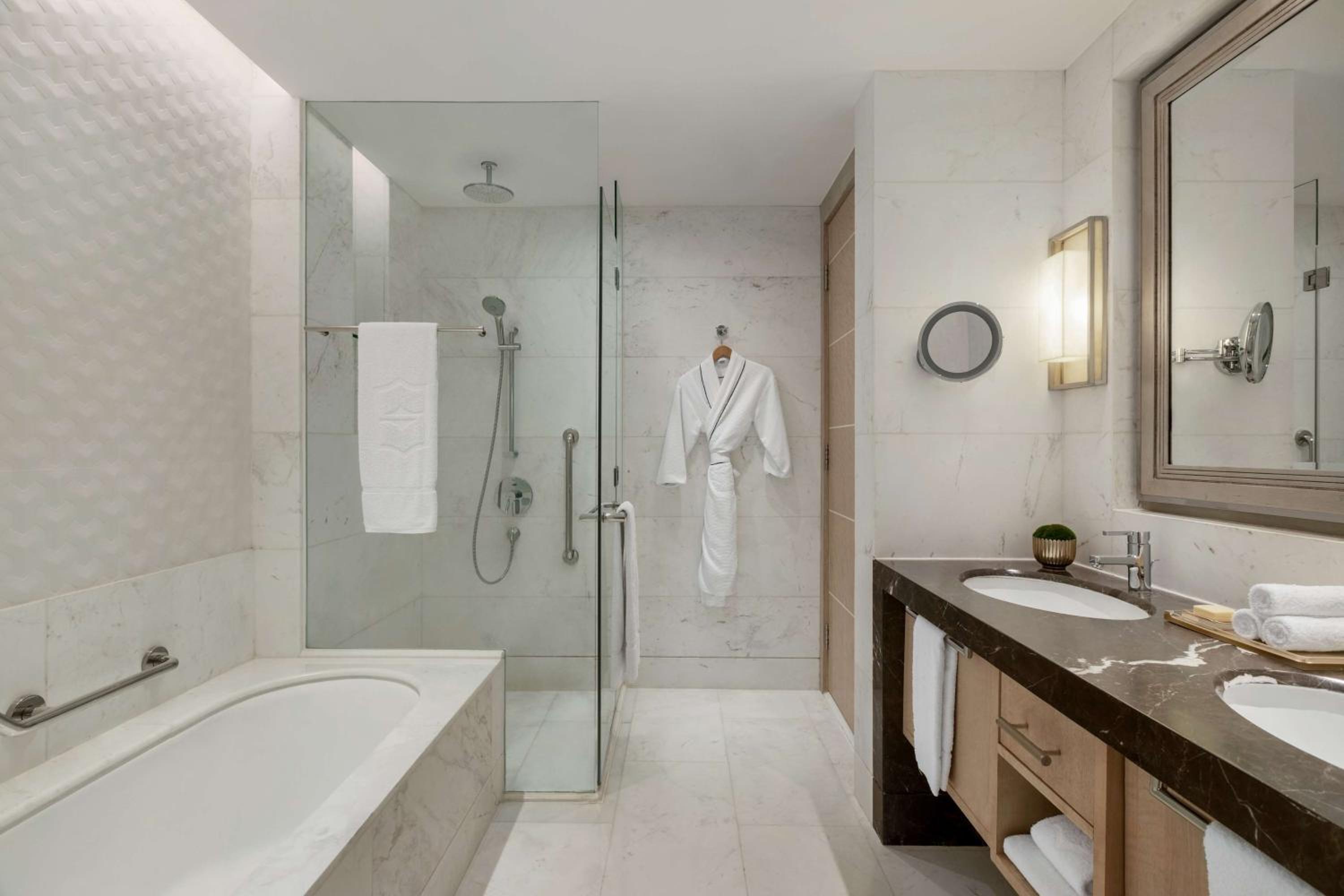 Premier Suite King - Photo 2