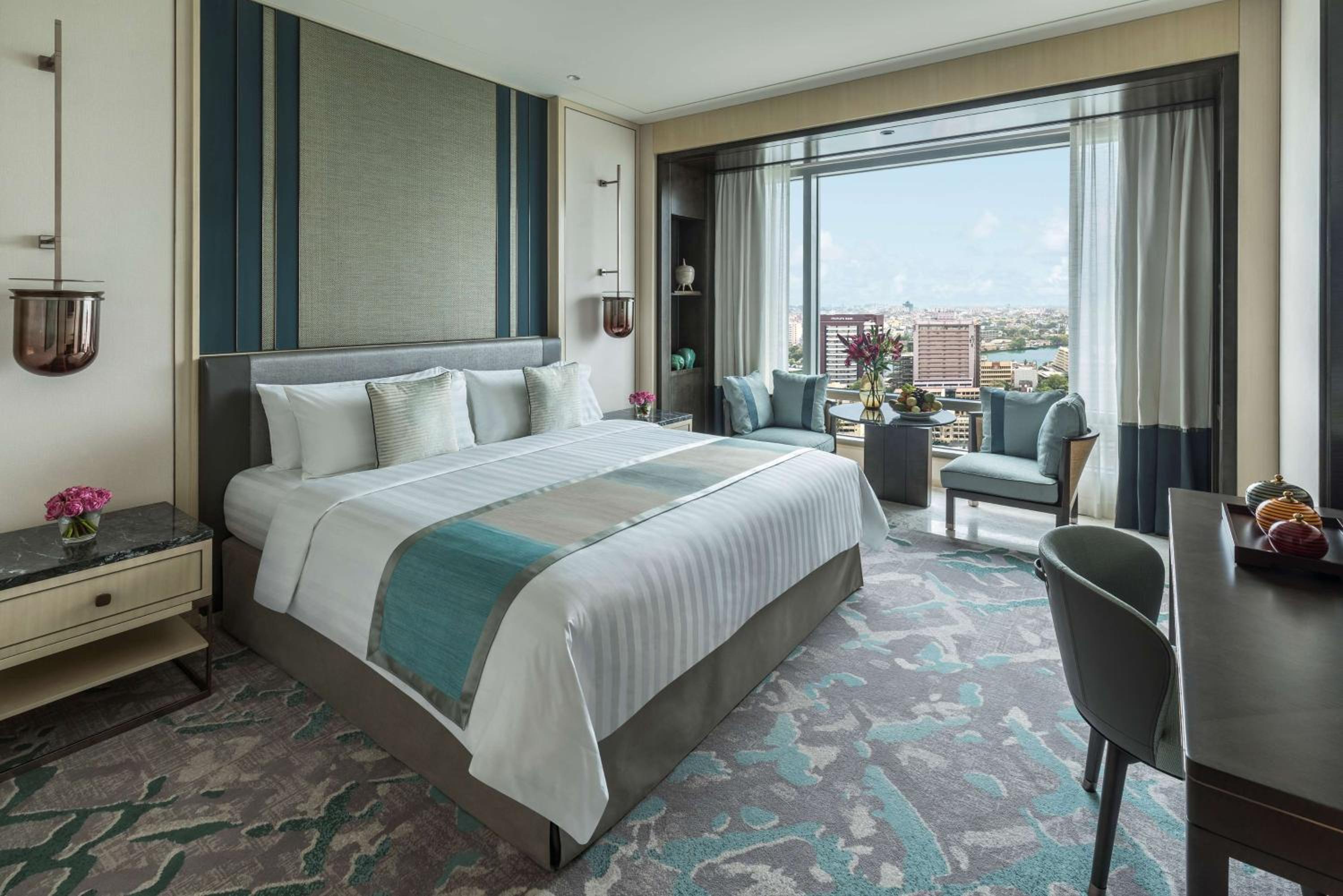 Horizon Club Lake View King - Lounge Access on 32nd floor including daily breakfast, complimentary daily high tea, happy hour, and canapés.