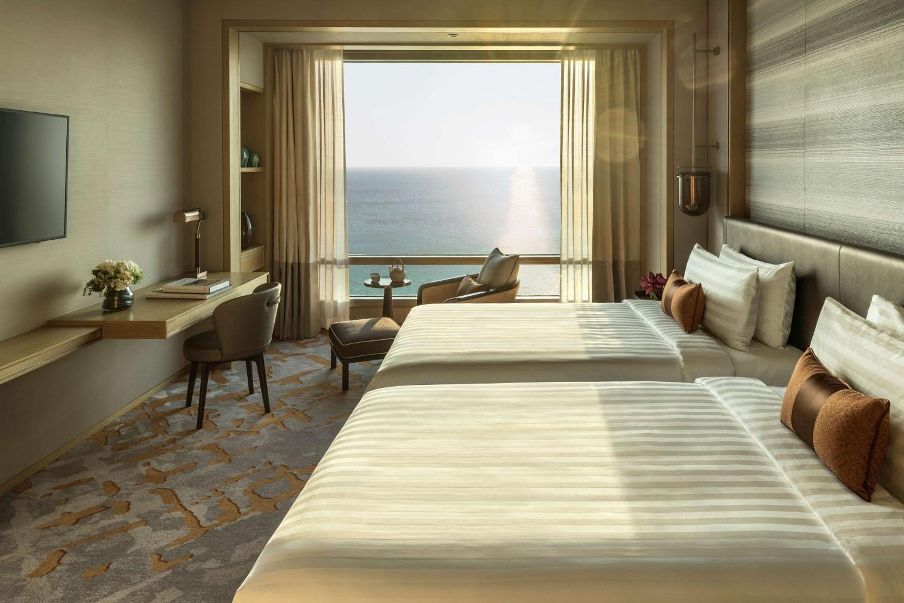 Two Bedroom Apartment - Lounge Access on 32nd floor including daily breakfast, complimentary daily high tea, happy hour, and canapés.