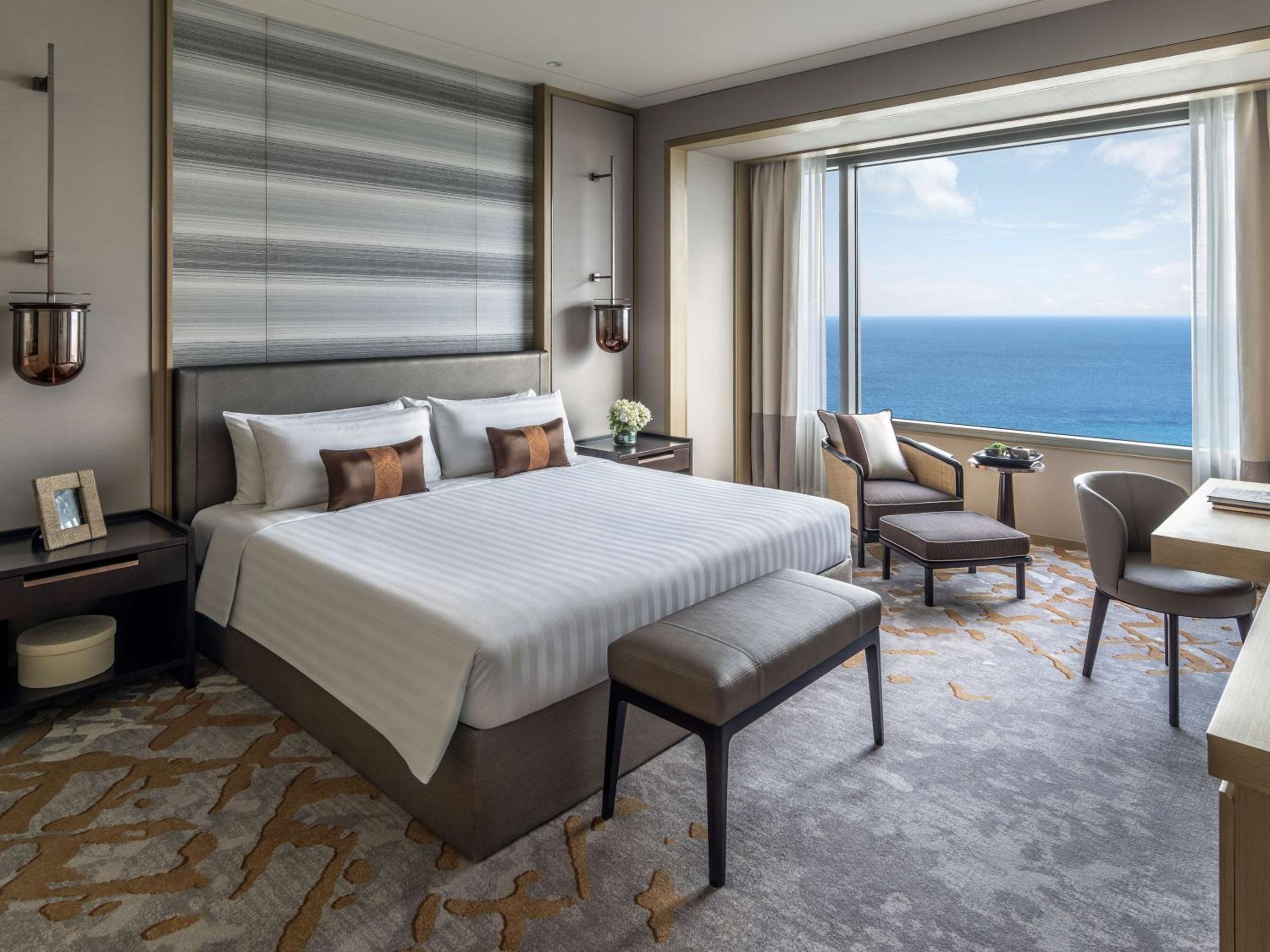 One Bedroom Apartment - Lounge Access on 32nd floor including daily breakfast, complimentary daily high tea, happy hour, and canapés.