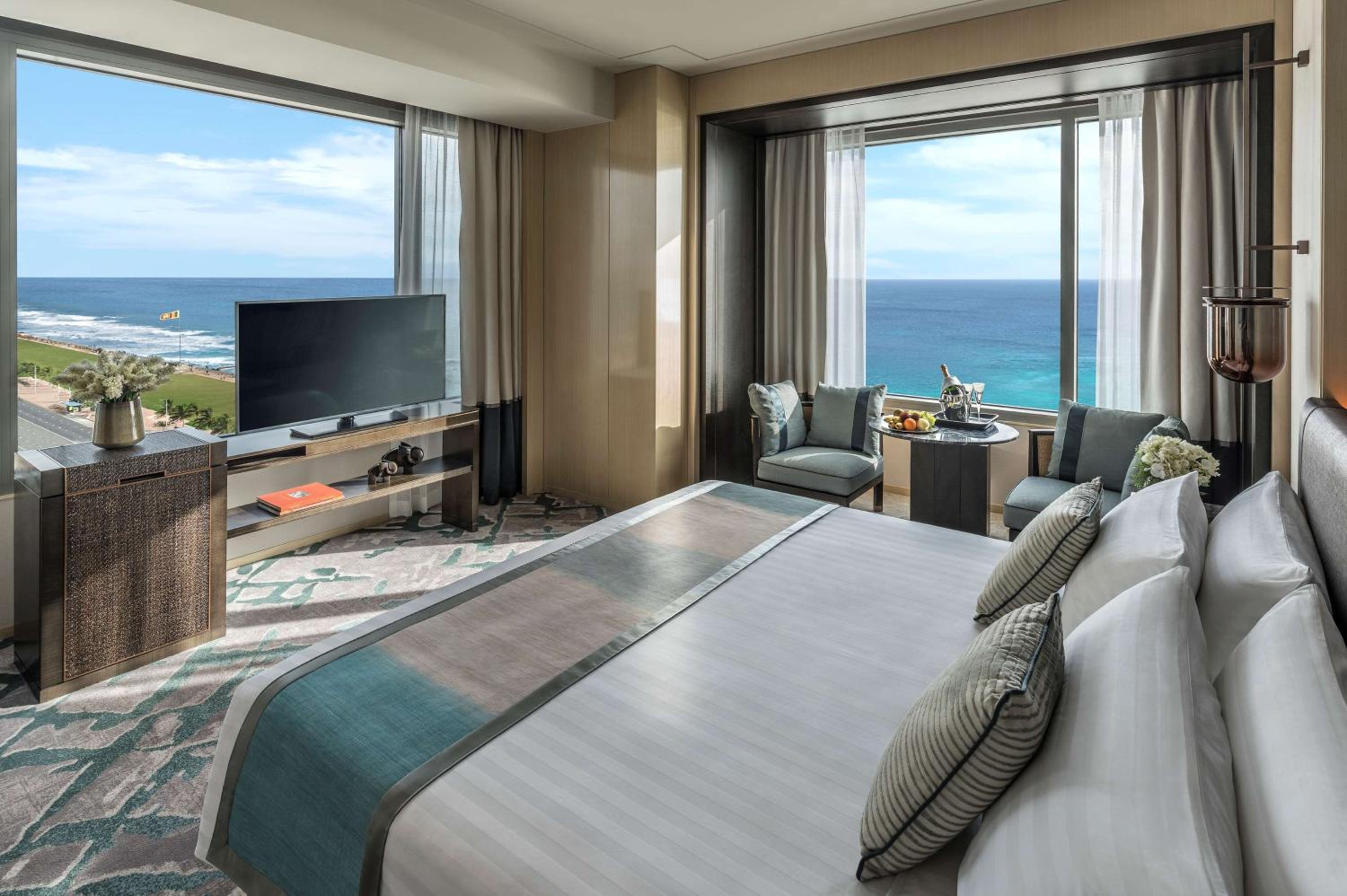 Horizon Club Ocean View King - Lounge Access on 32nd floor including daily breakfast, complimentary daily high tea, happy hour, and canapés.