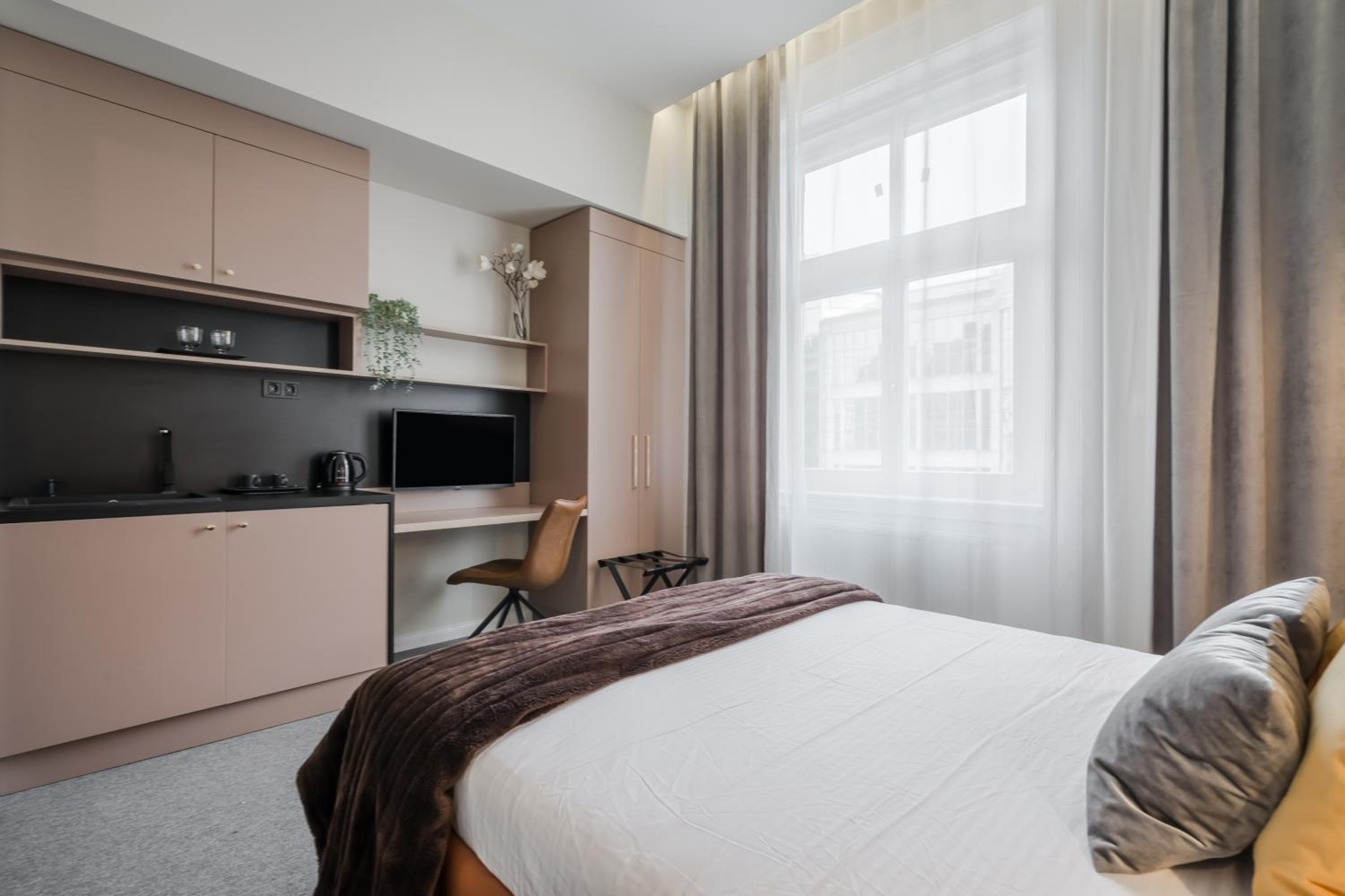 Standard Queen Room - Photo 15