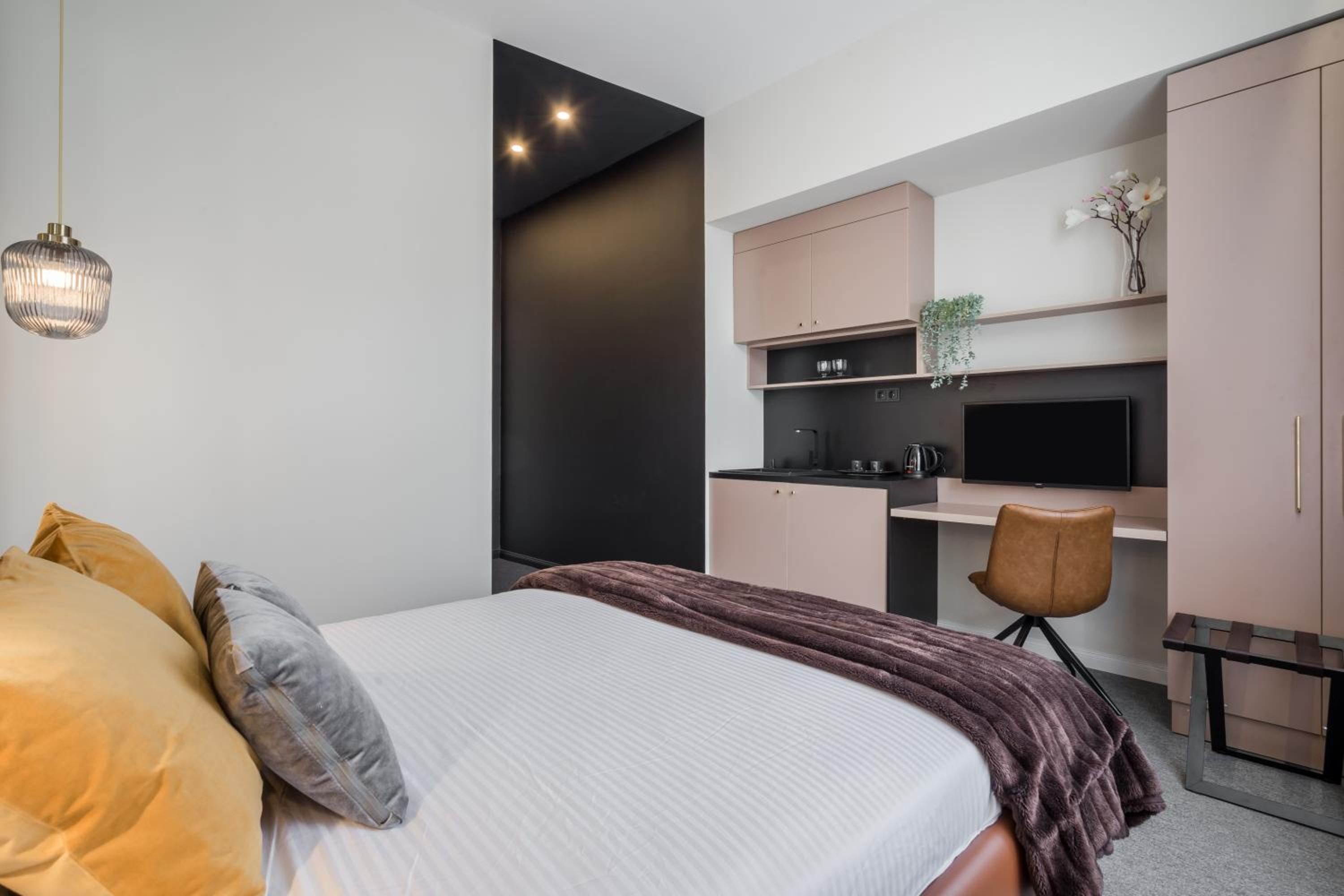 Standard Queen Room - Photo 18
