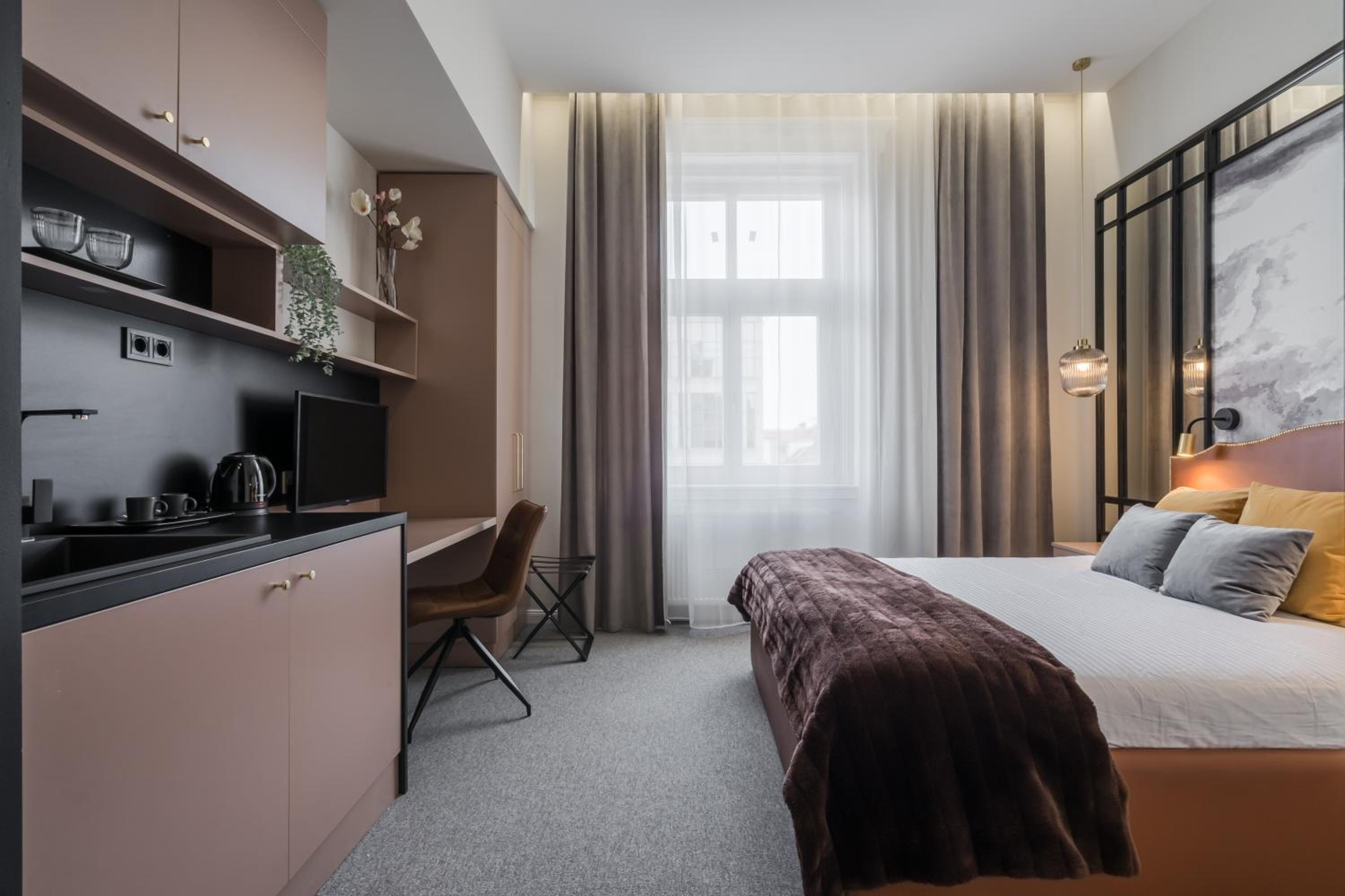 Standard Queen Room - Photo 20