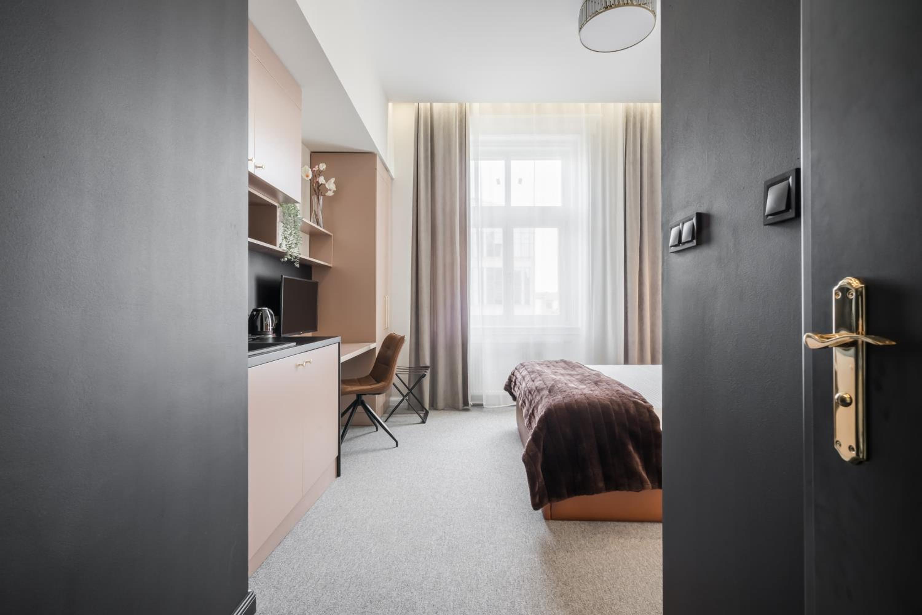 Standard Queen Room - Photo 22