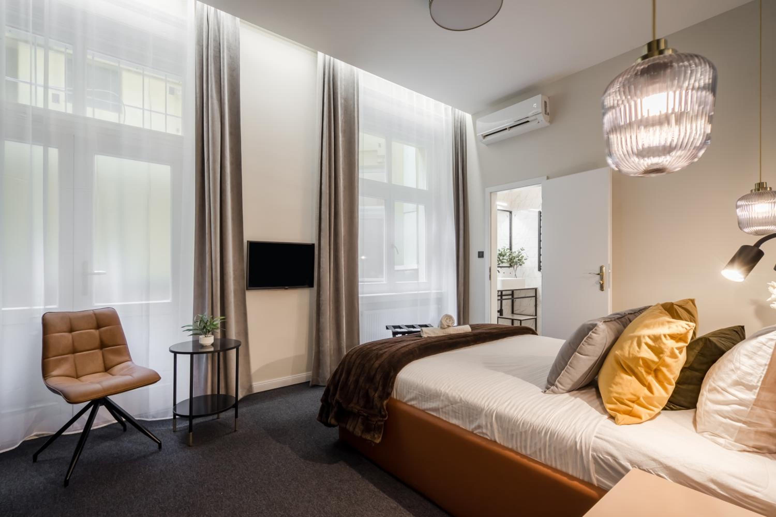 Standard Queen Room - Photo 6