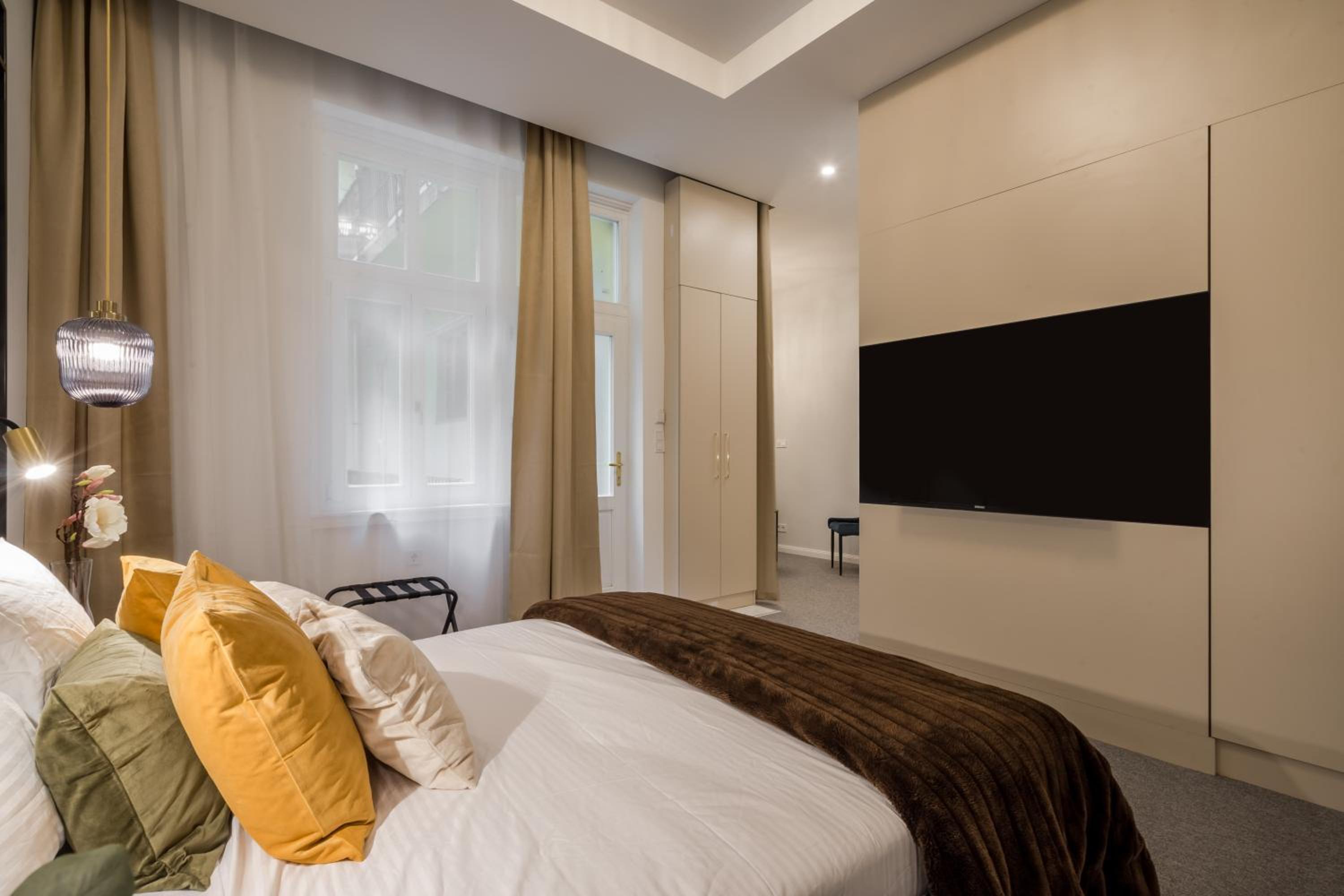 Deluxe Double Room with Extra Bed - Photo 9