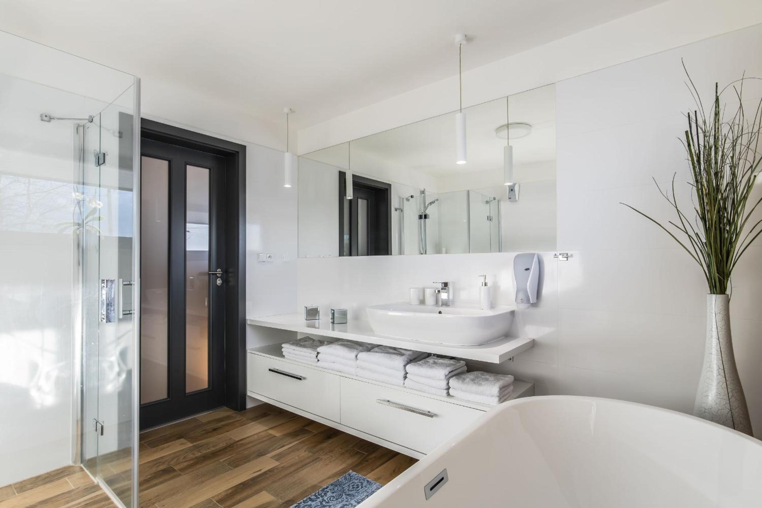 King Suite with Spa Bath - Photo 6
