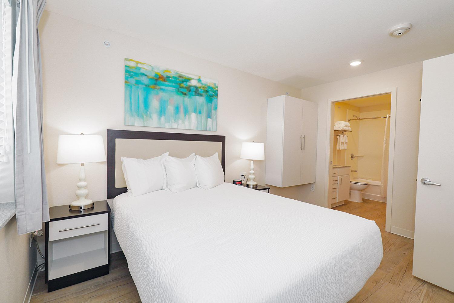 Two Bedroom Suite with Balcony and Full Kitchen photo 2