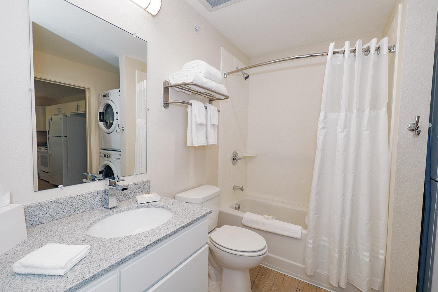 Two Bedroom Suite with Balcony and Full Kitchen photo 3