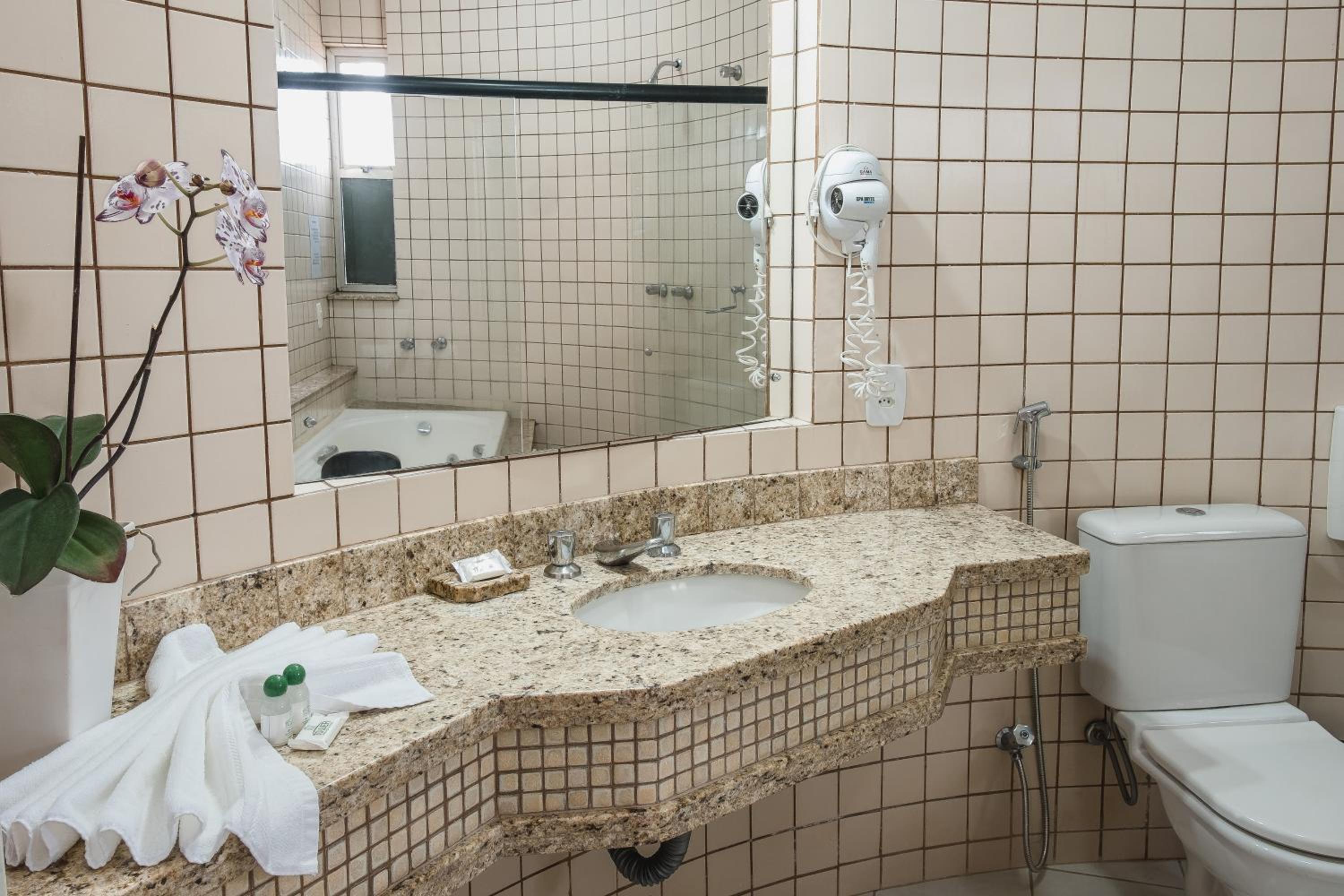 Deluxe Double or Twin Room with Spa Bath photo 3